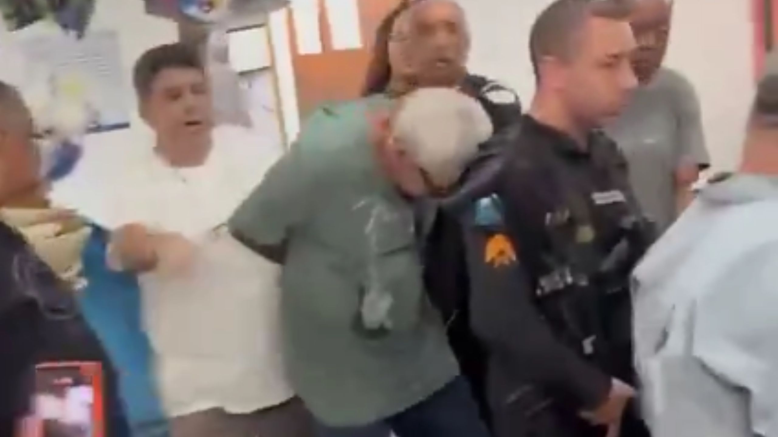 Homem é preso por importunação sexual dentro do Mercadão de Madureira; vídeo