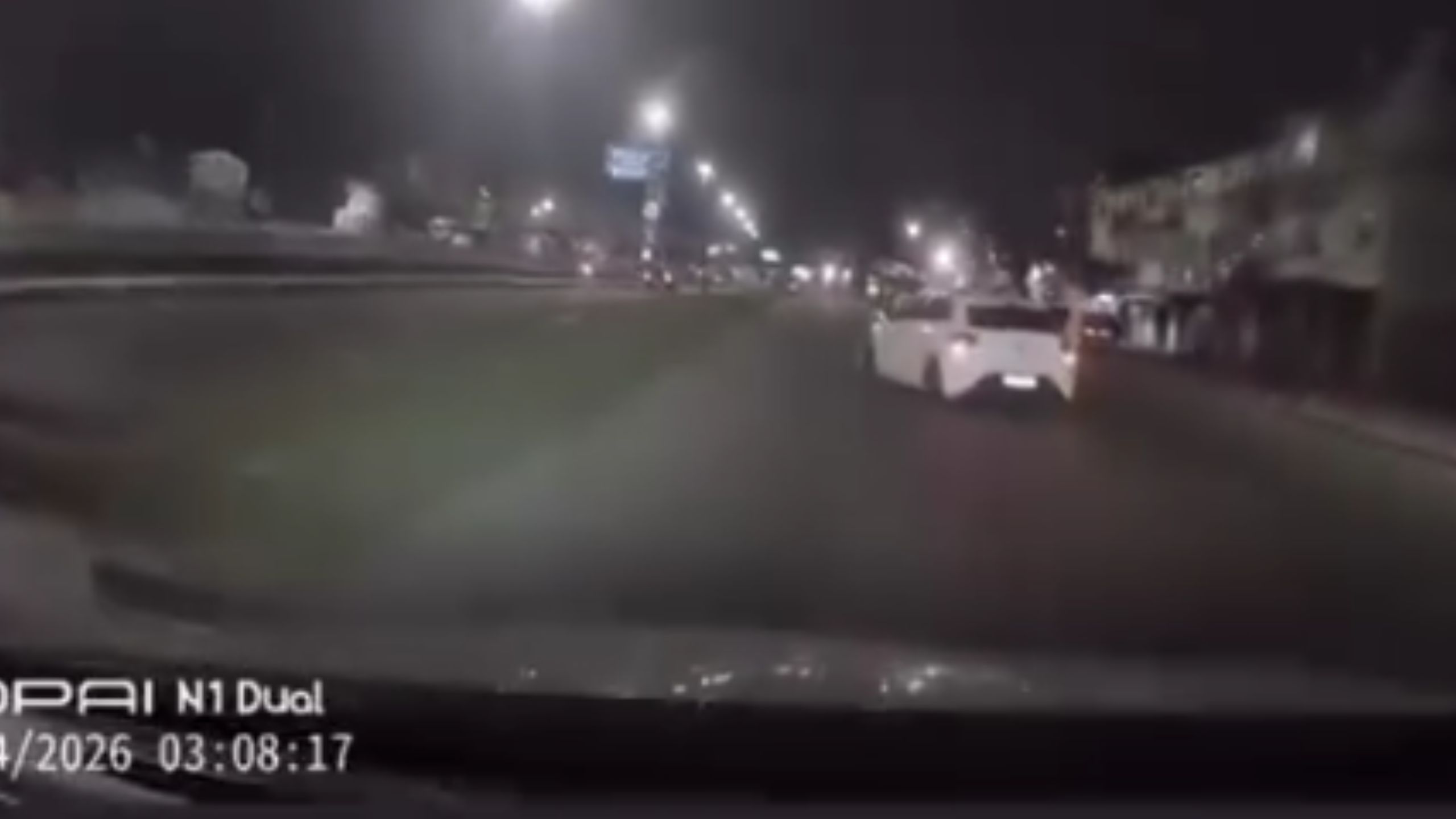 Motorista escapa de tiros em tentativa de assalto na Avenida Brasil; vídeo