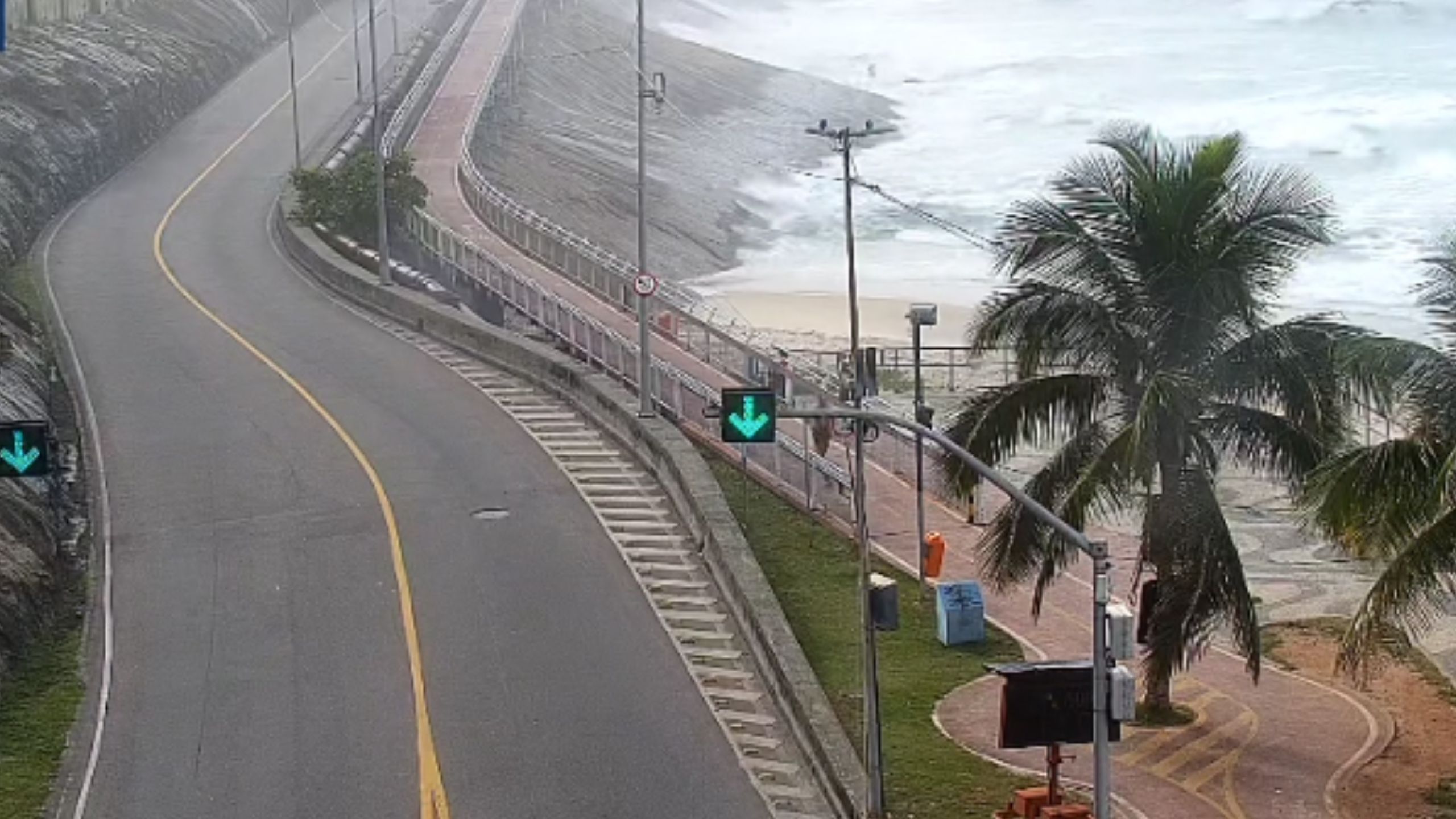 Ciclovia Tim Maia é reaberta depois de interdição por ressaca na orla do Rio