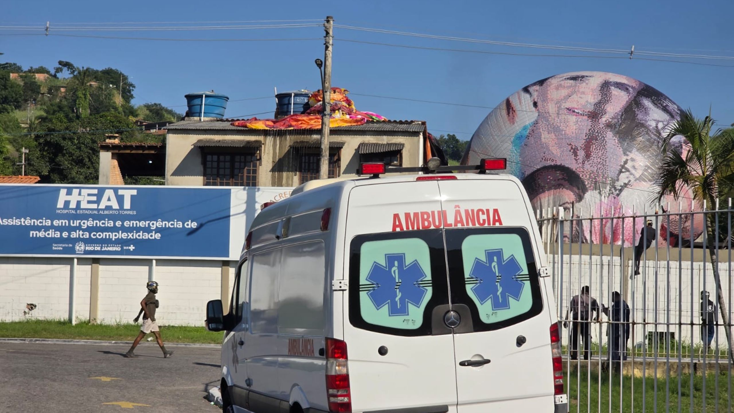 Balão em queda atinge o teto de hospital em São Gonçalo e causa tumulto; vídeo