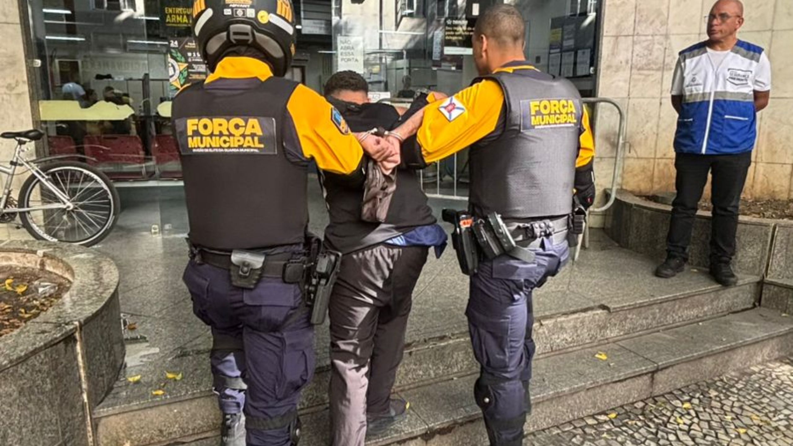 Ladrão engole cordão de ouro durante furto e vai preso no Centro do Rio