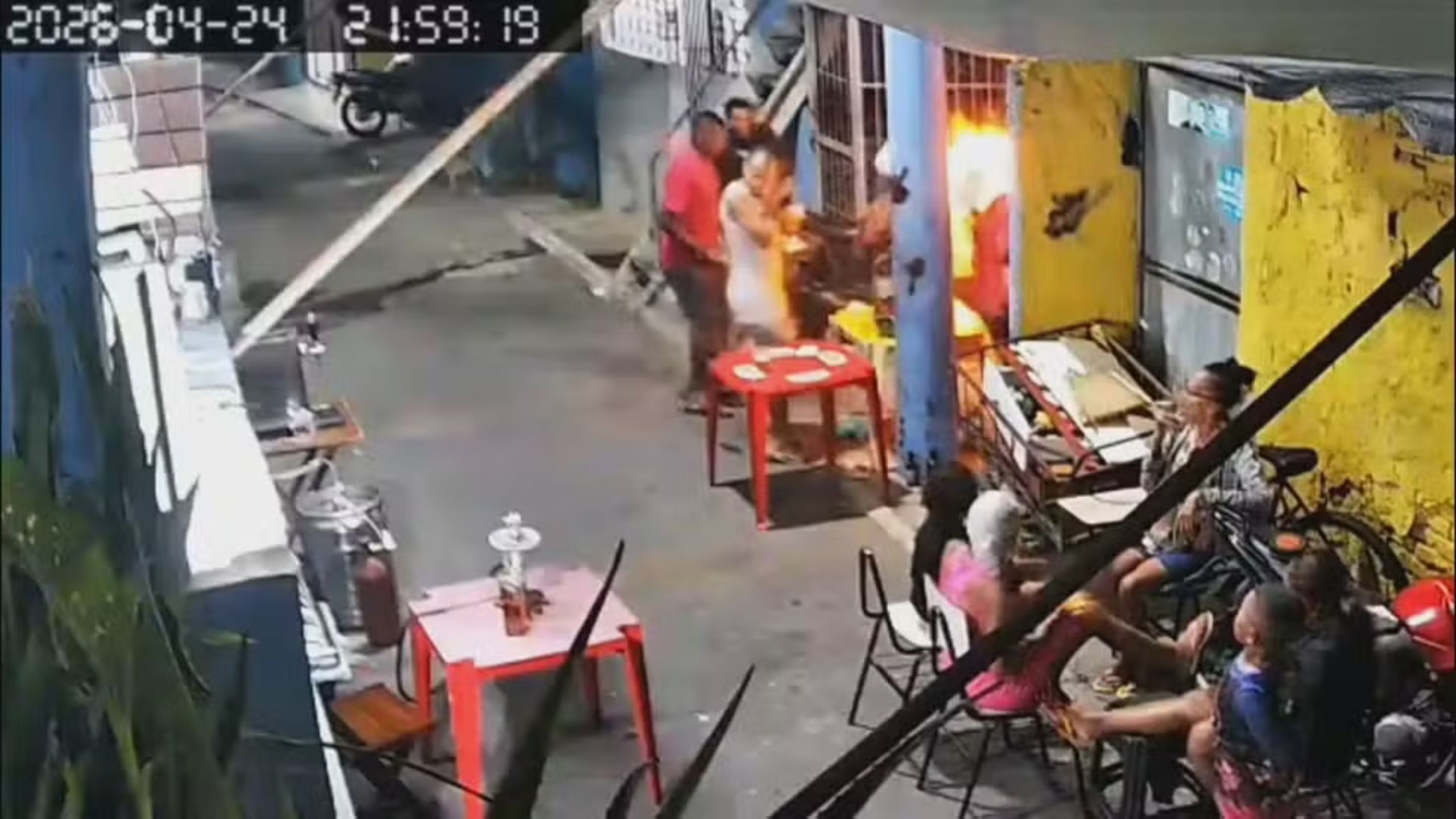 Vídeo: explosão em churrasco fere três em Caxias; mestre-sala da Grande Rio foi atingido