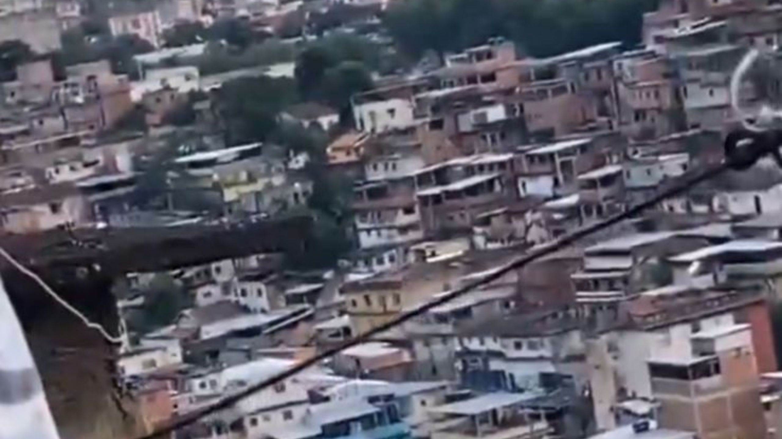 Intenso tiroteio entre criminosos e PMs assusta moradores no Complexo do Lins; vídeo