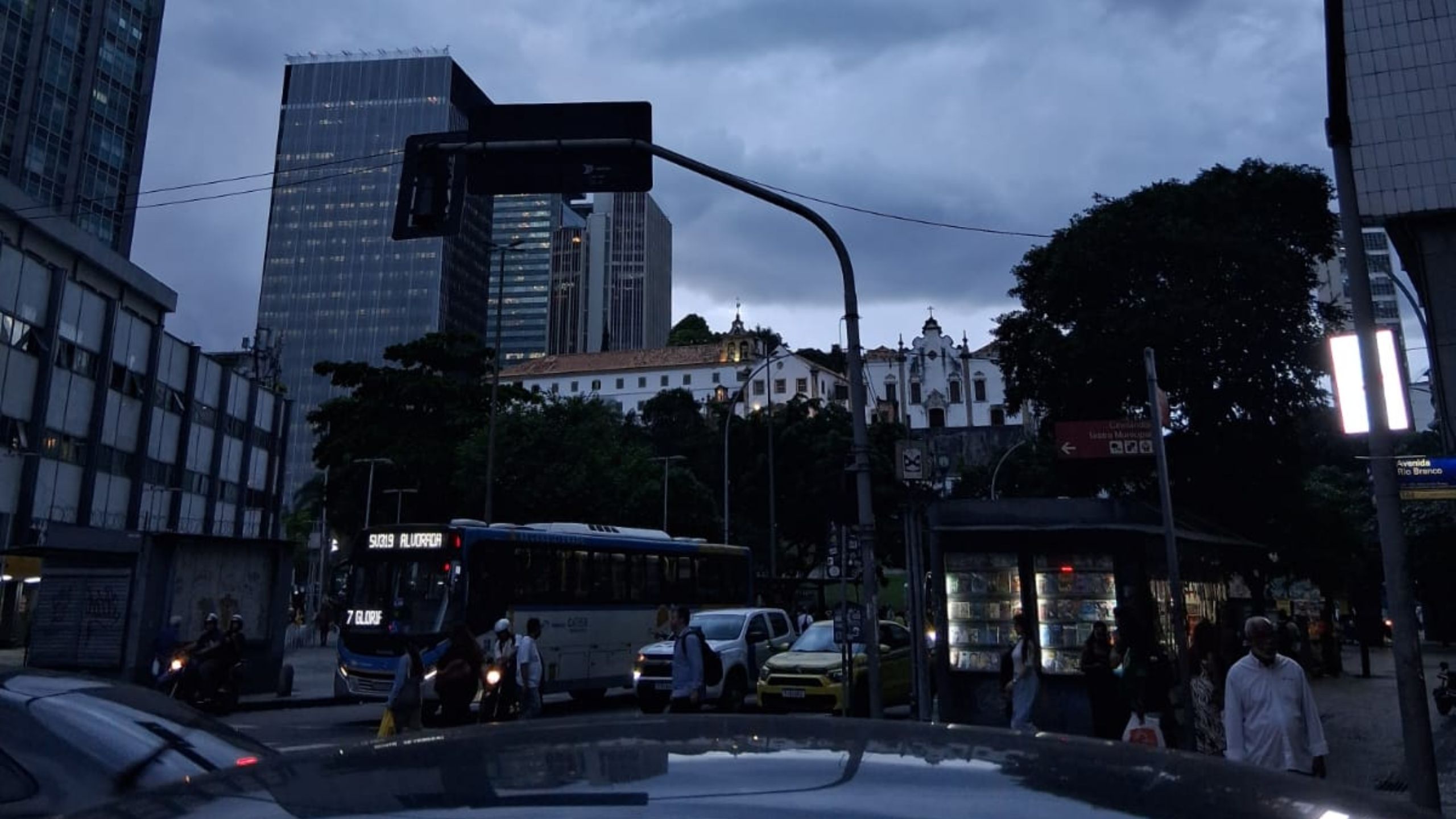 Fim de semana começa com previsão de chuva fraca e termina com sol no Rio
