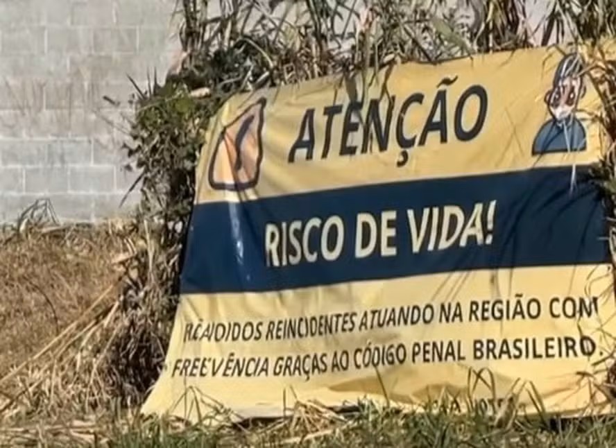 Faixa alerta sobre assaltos e expõe medo na Barra da Tijuca