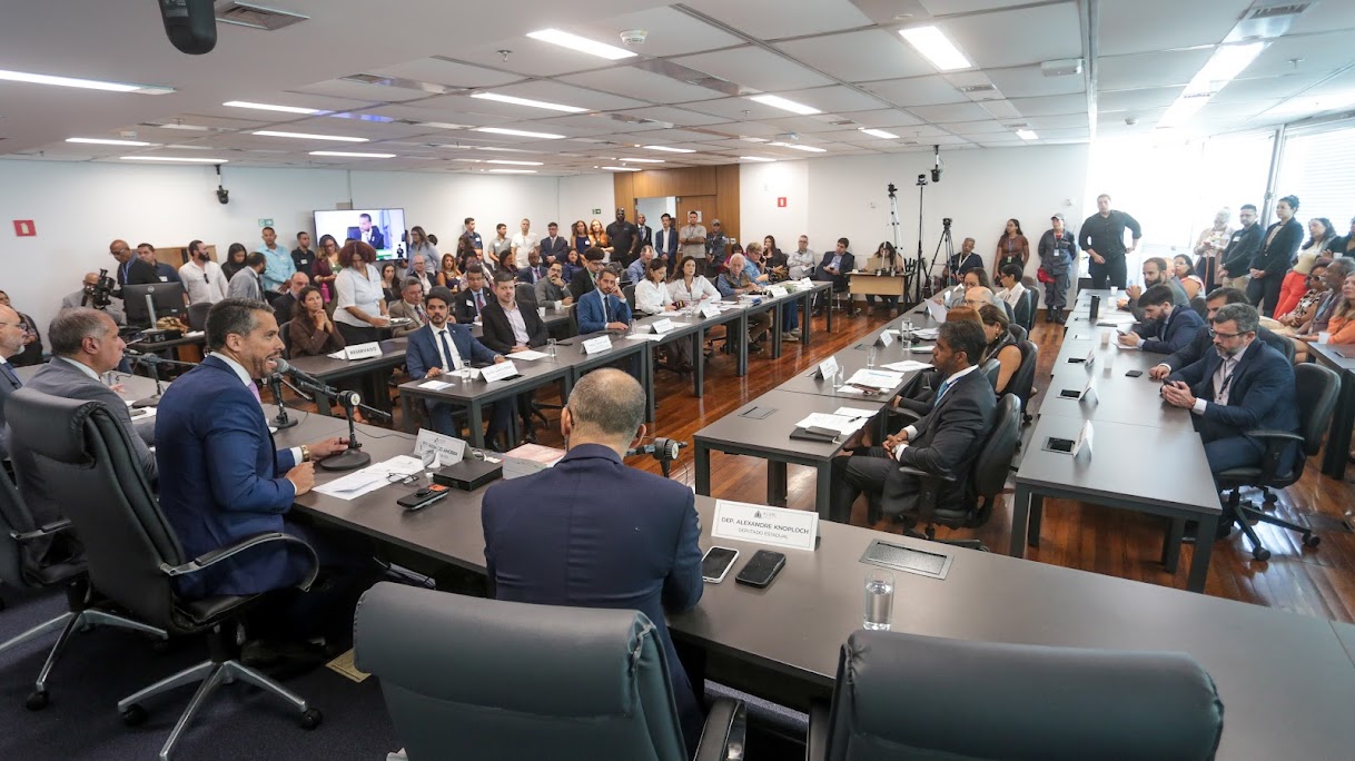 CCJ propõe faixa variável para emendas e tenta reduzir impacto fiscal no Rio