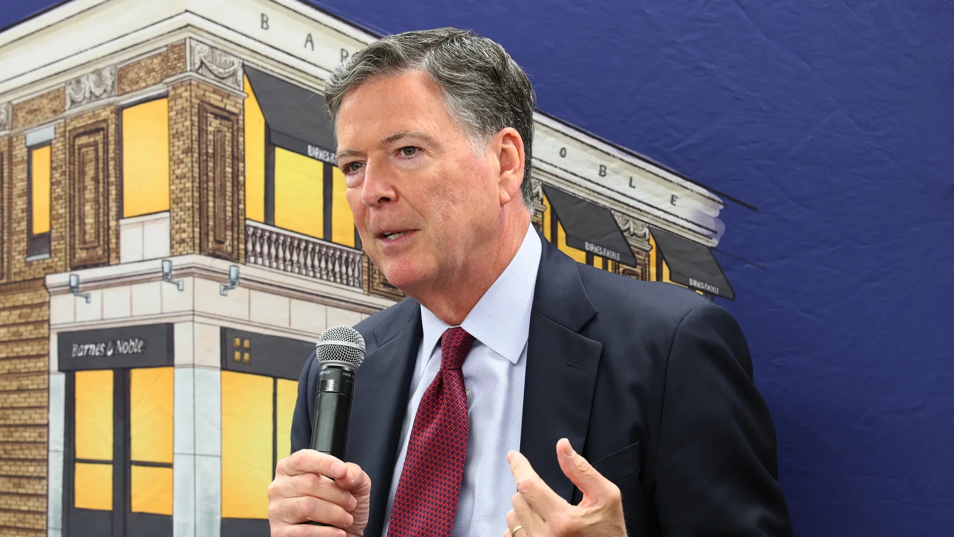 Justiça dos EUA autoriza prisão de ex-chefe do FBI após post contra Trump