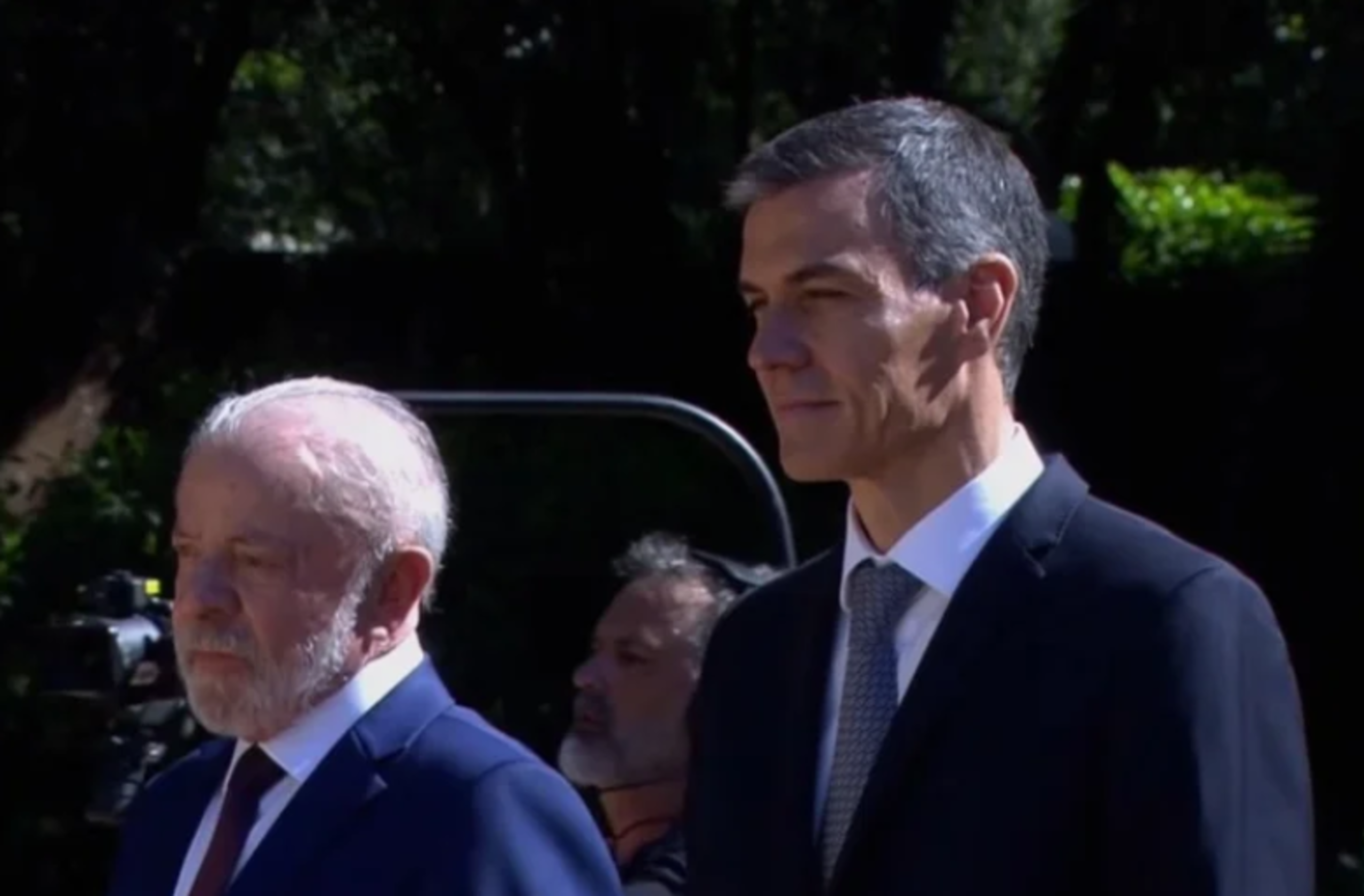 Na Espanha, Lula é recebido por Sánchez no Palácio Real