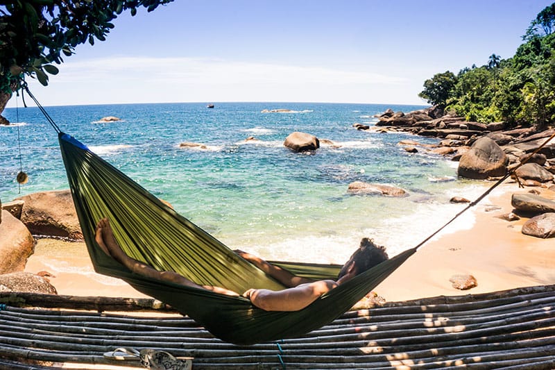 A praia que não cabe no seu feed: 
a verdade sobre Cairuçu das Pedras