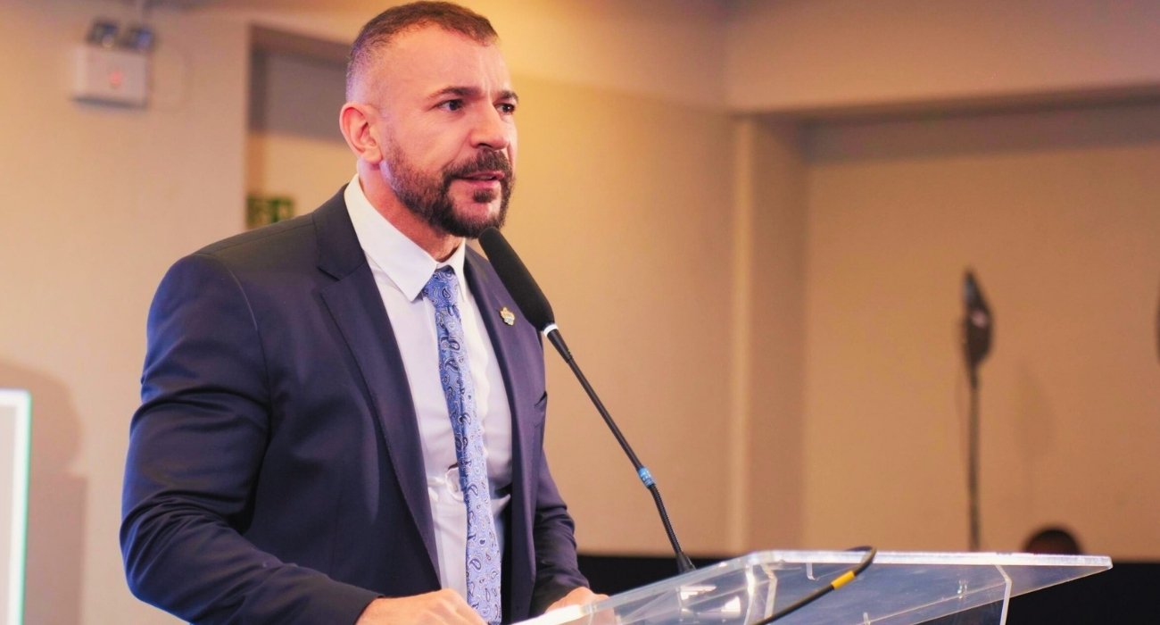 Governador interino avança e derruba comando da Cedae no RJ