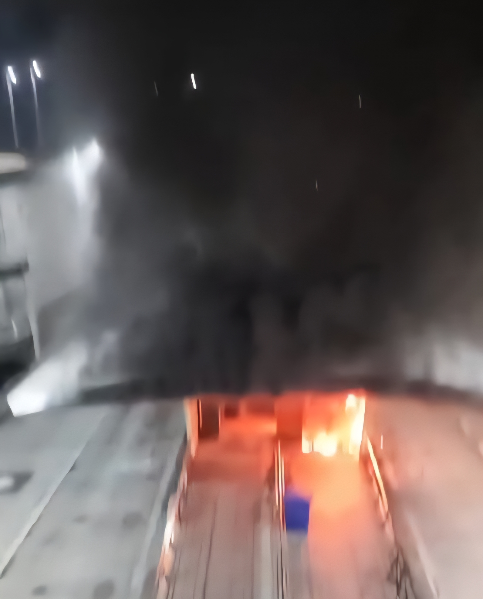 Vídeo: Incêndio atinge estação de BRT em Magalhães Bastos e afeta circulação do sistema na Zona Oeste
