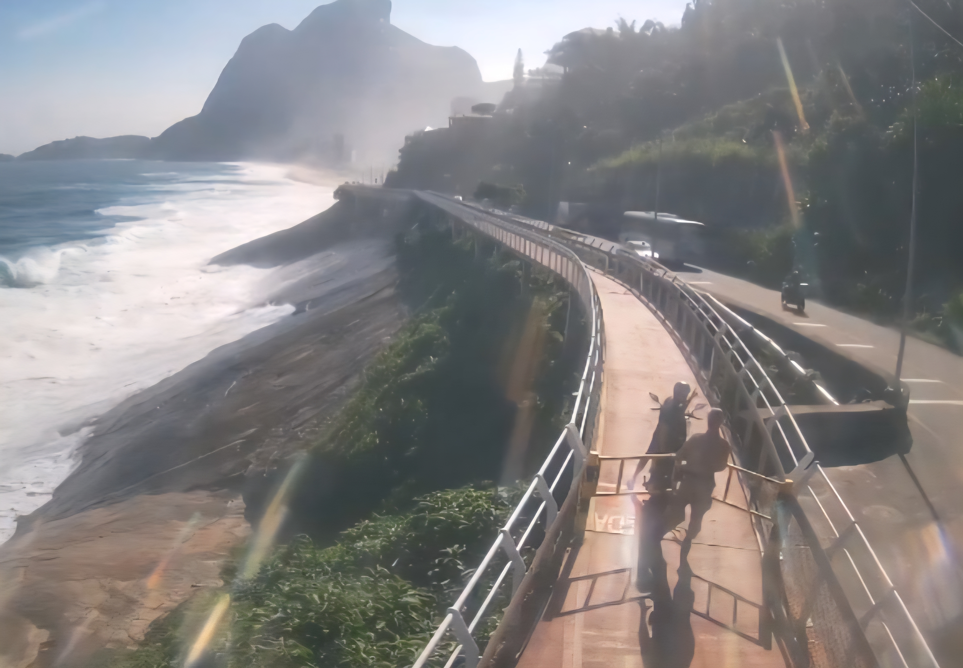 Ciclovia Tim Maia é interditada após ondas de 2 metros na Zona Sul