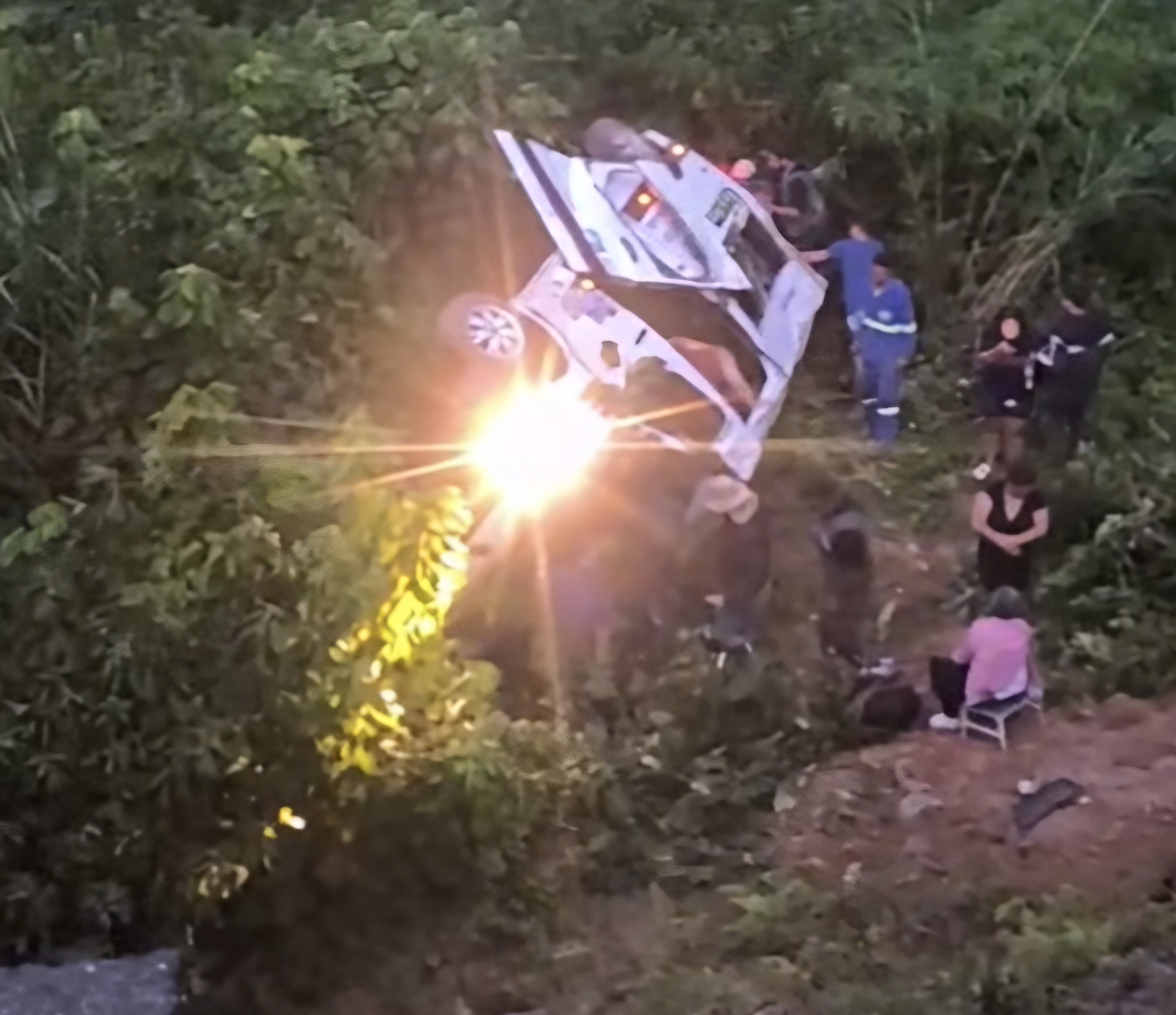 Van com pacientes cai em ribanceira e deixa 11 feridos na RJ-155