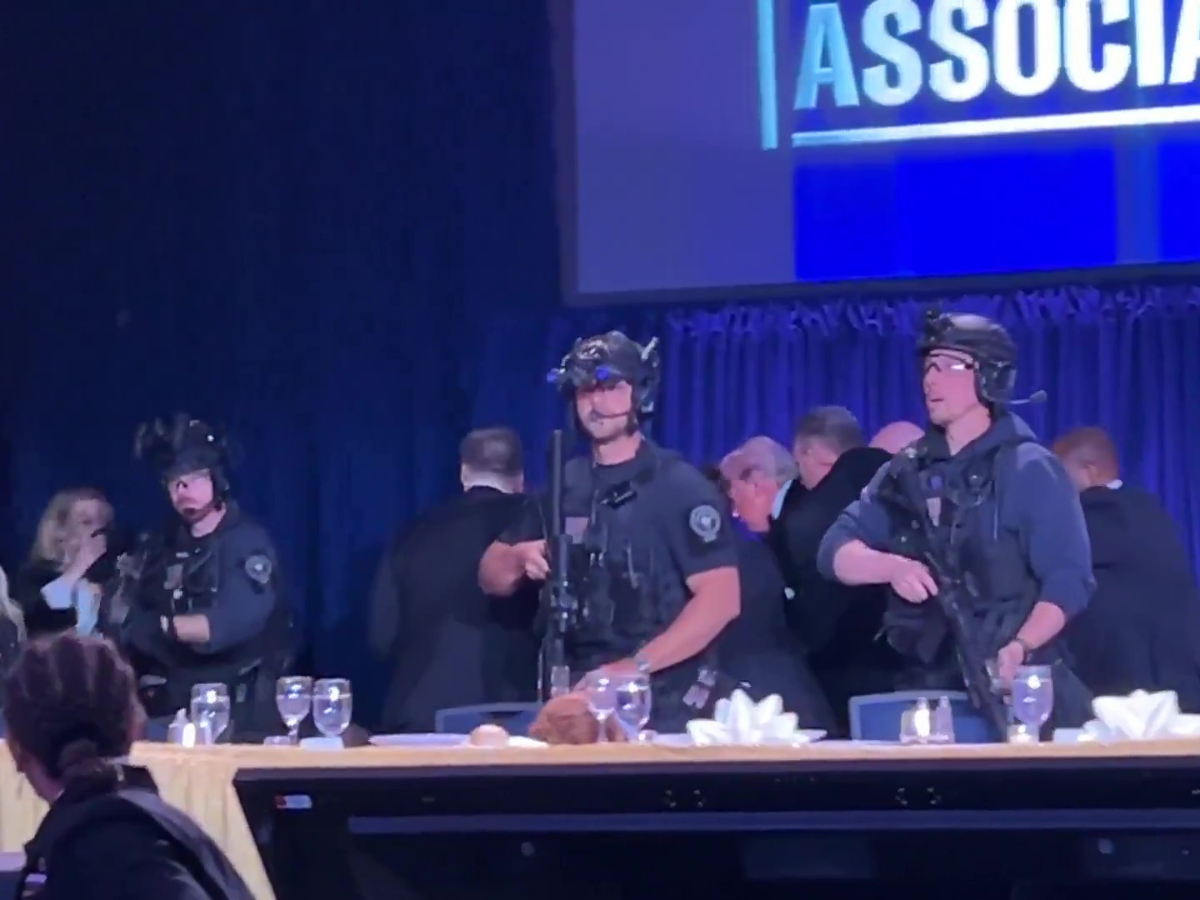 Vídeos: Trump é retirado às pressas de jantar com jornalistas após tiros disparados e atirador é detido; não há feridos