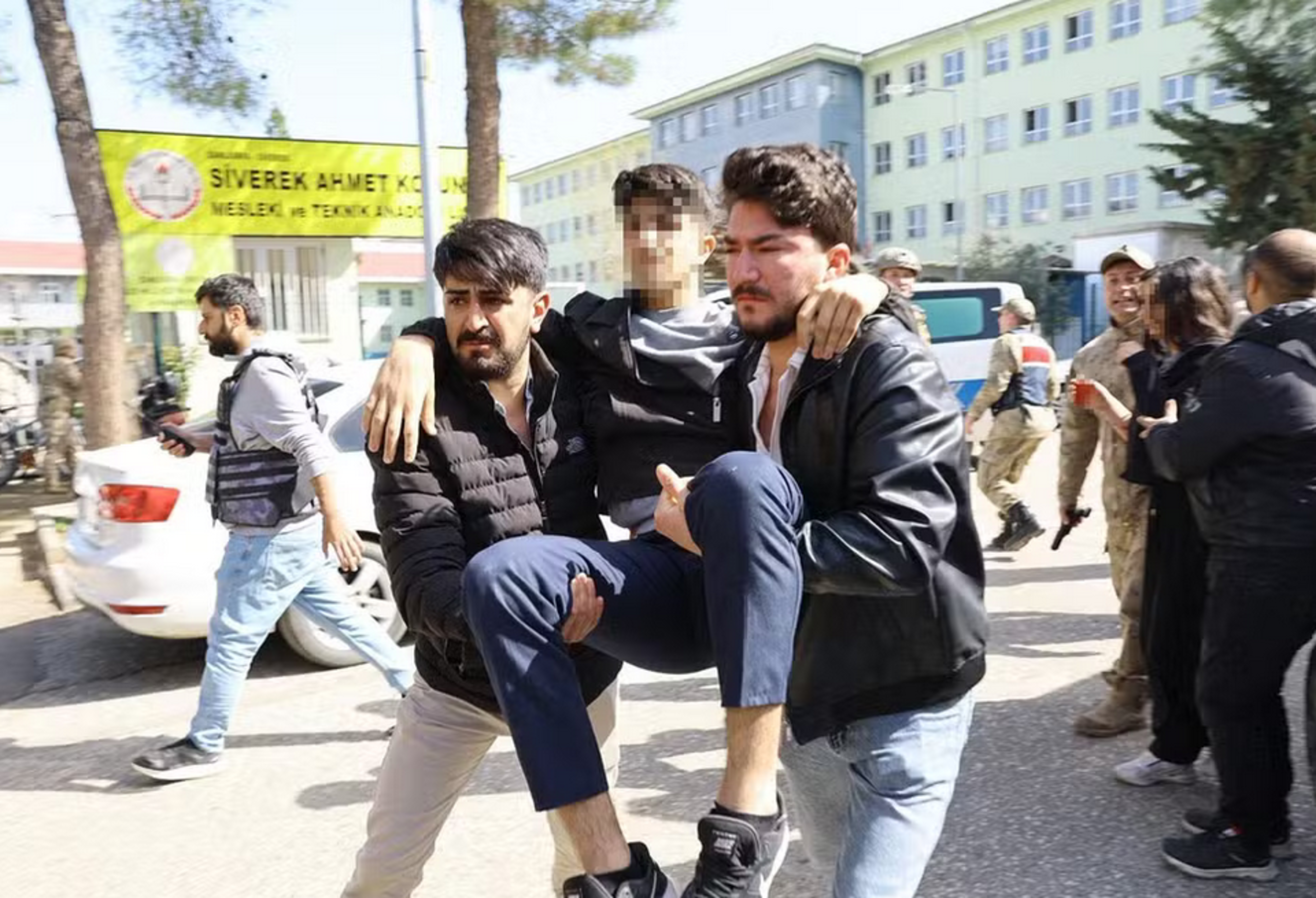 Jovem de 18 anos abre fogo contra escola e deixa ao menos 16 feridos na Turquia