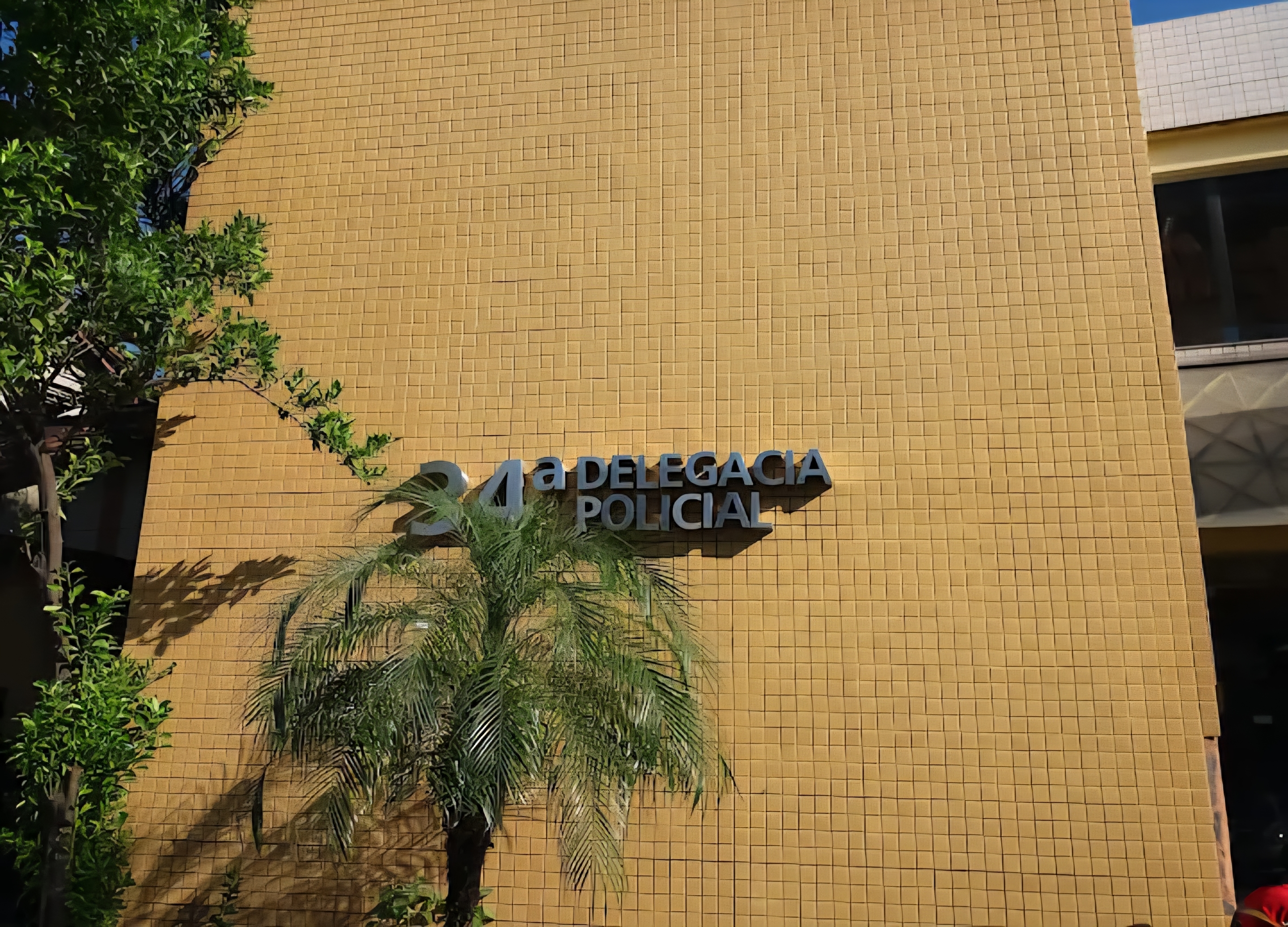 Vídeo: Homem é esfaqueado e socorrido por moradores na Vila Kennedy, na Zona Oeste