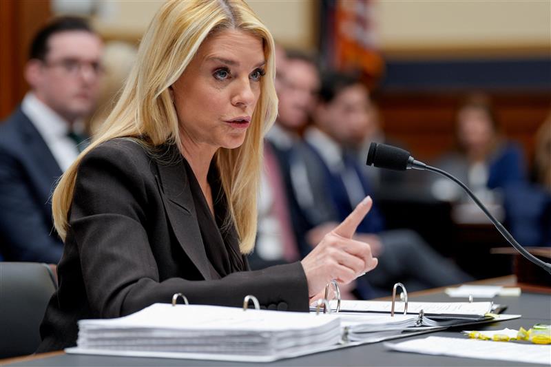 Trump demite procuradora-geral dos EUA, Pam Bondi