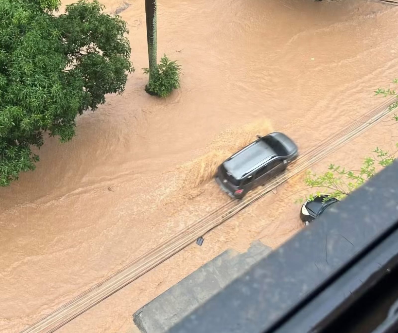 Temporal com granizo causa alagamentos e quedas de árvores no Sul Fluminense; vídeo