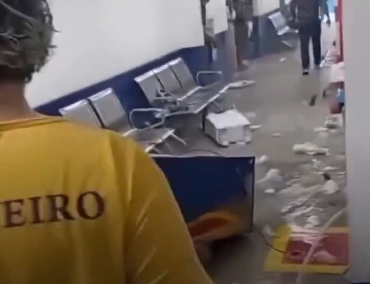 Vídeo: filho quebra unidade de saúde após morte da mãe em Duque de Caxias