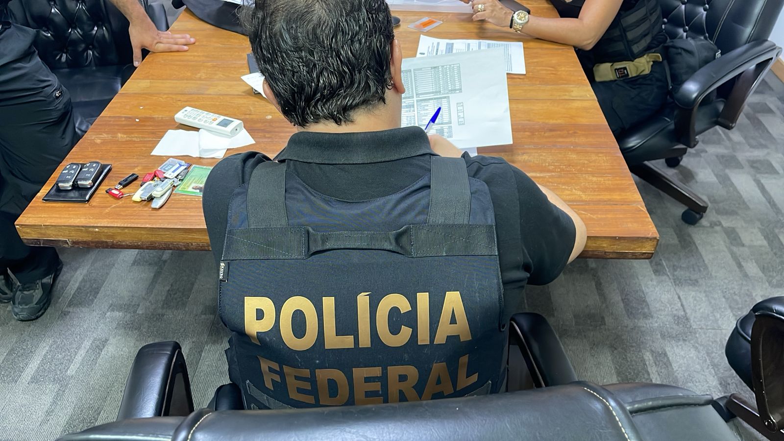 Operação no Porto do Rio: PF apreende milhões em dinheiro e vinhos avaliados em R$ 700