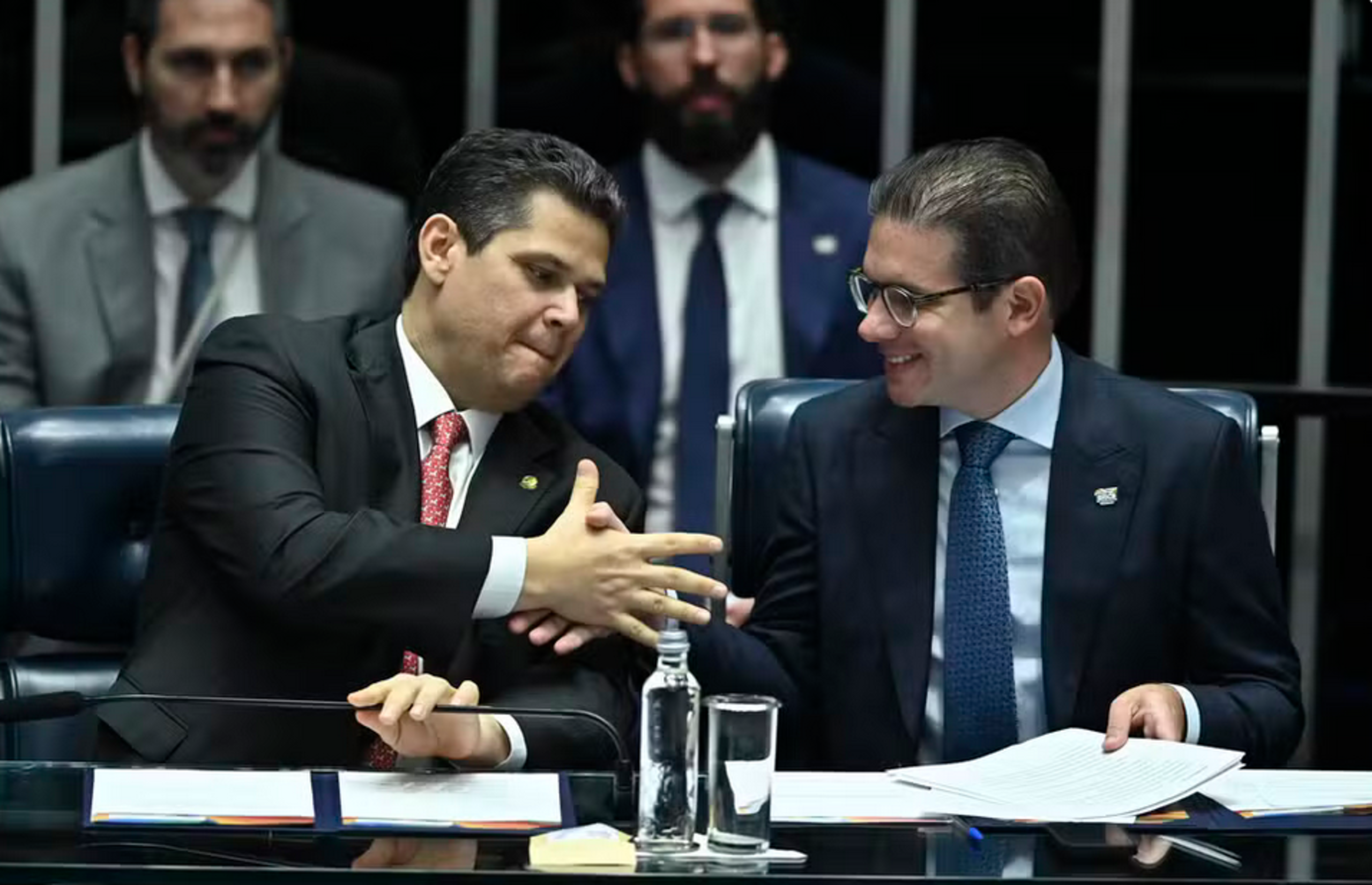 Alcolumbre e Motta sinalizam apoio a projeto do governo que prevê redução de impostos sobre combustíveis