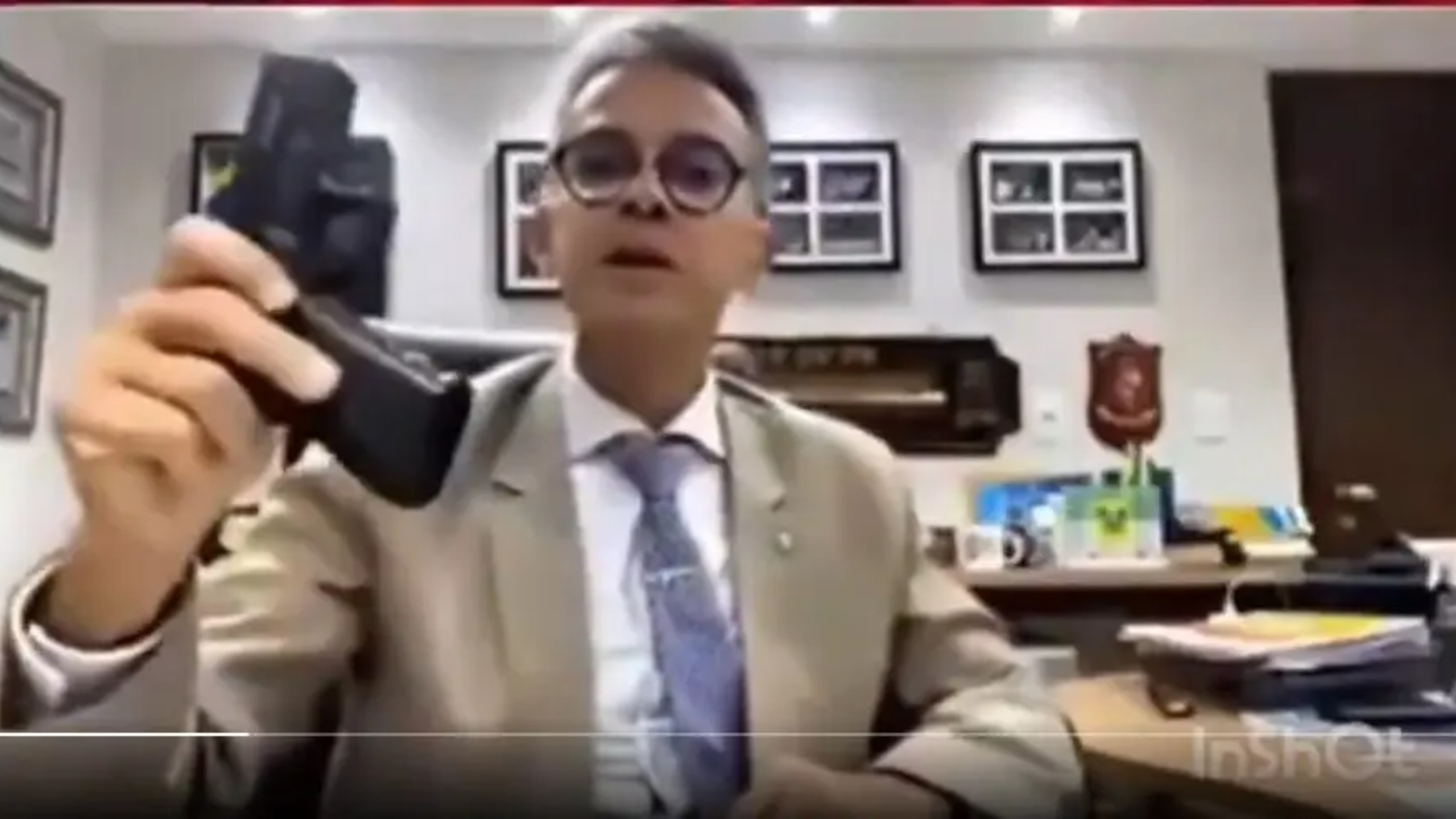 Deputado do PL exibe arma e faz ameaças a Lula em vídeo nas redes sociais