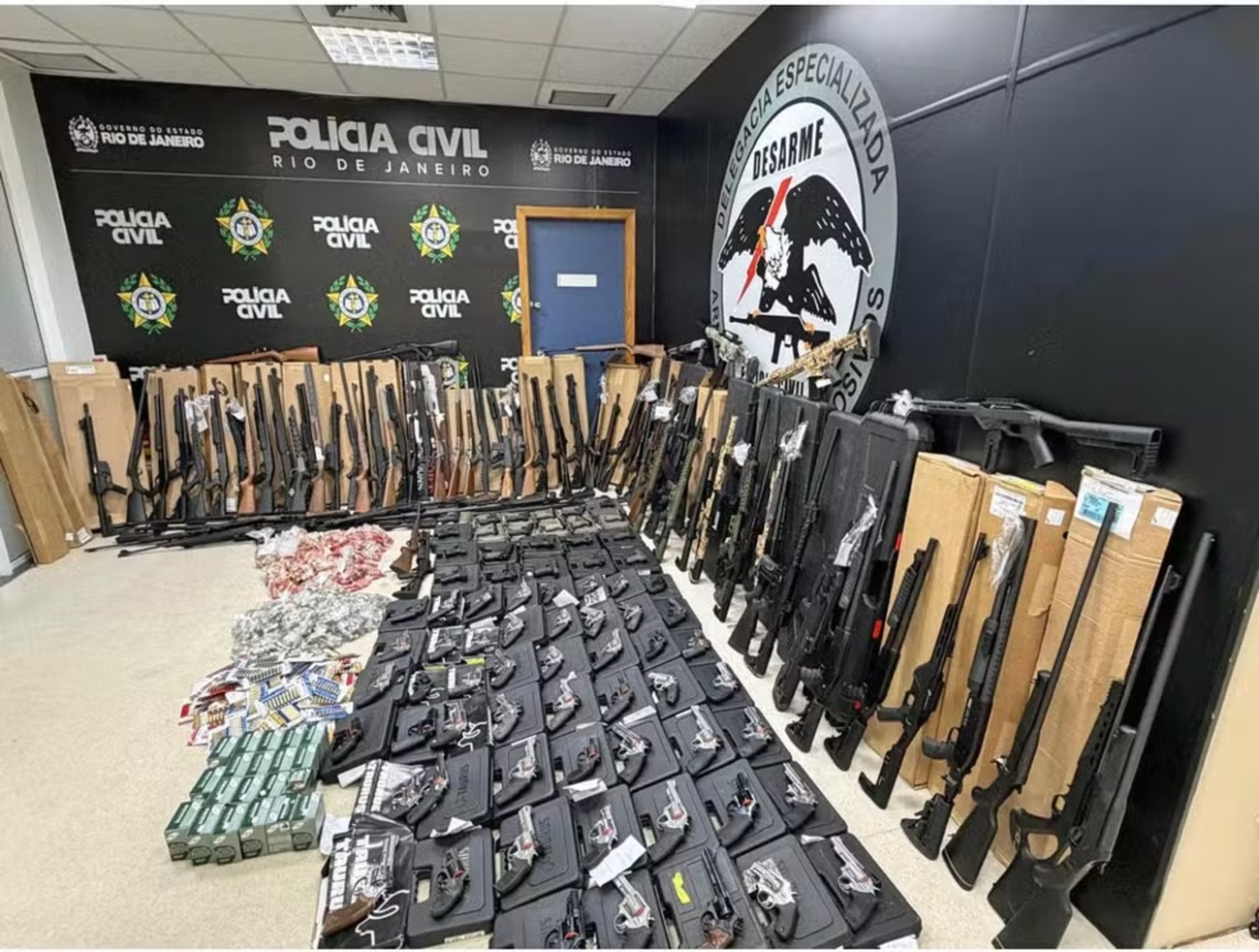 Polícia apreende 160 armas e 8 mil munições em loja de São Gonçalo
