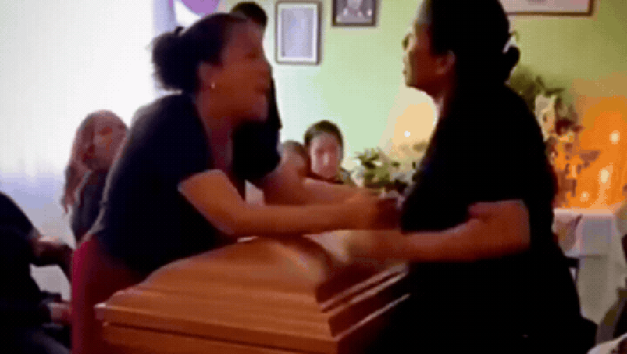 Briga em velório viraliza ao mulheres descobrirem que ambas namoravam o falecido; vídeo