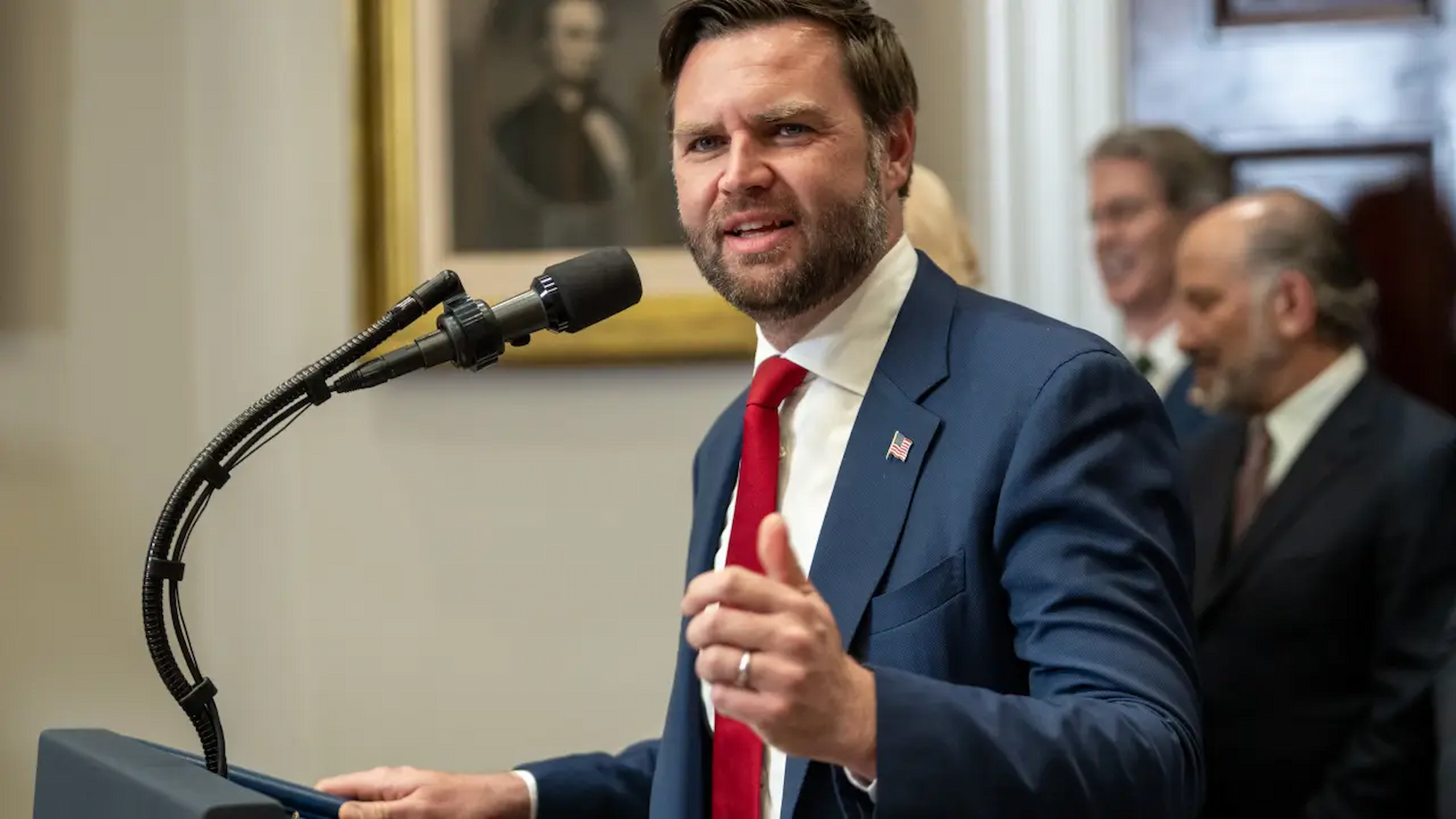 JD Vance diz que Irã rejeitou termos americanos sobre armas nucleares