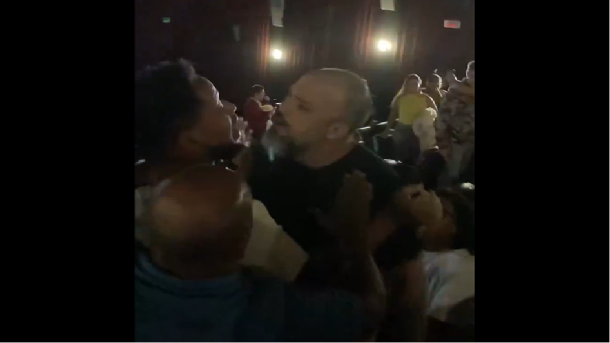 Vídeo: fãs exaltados promovem briga generalizada em sessão do filme sobre Michael Jackson no Rio