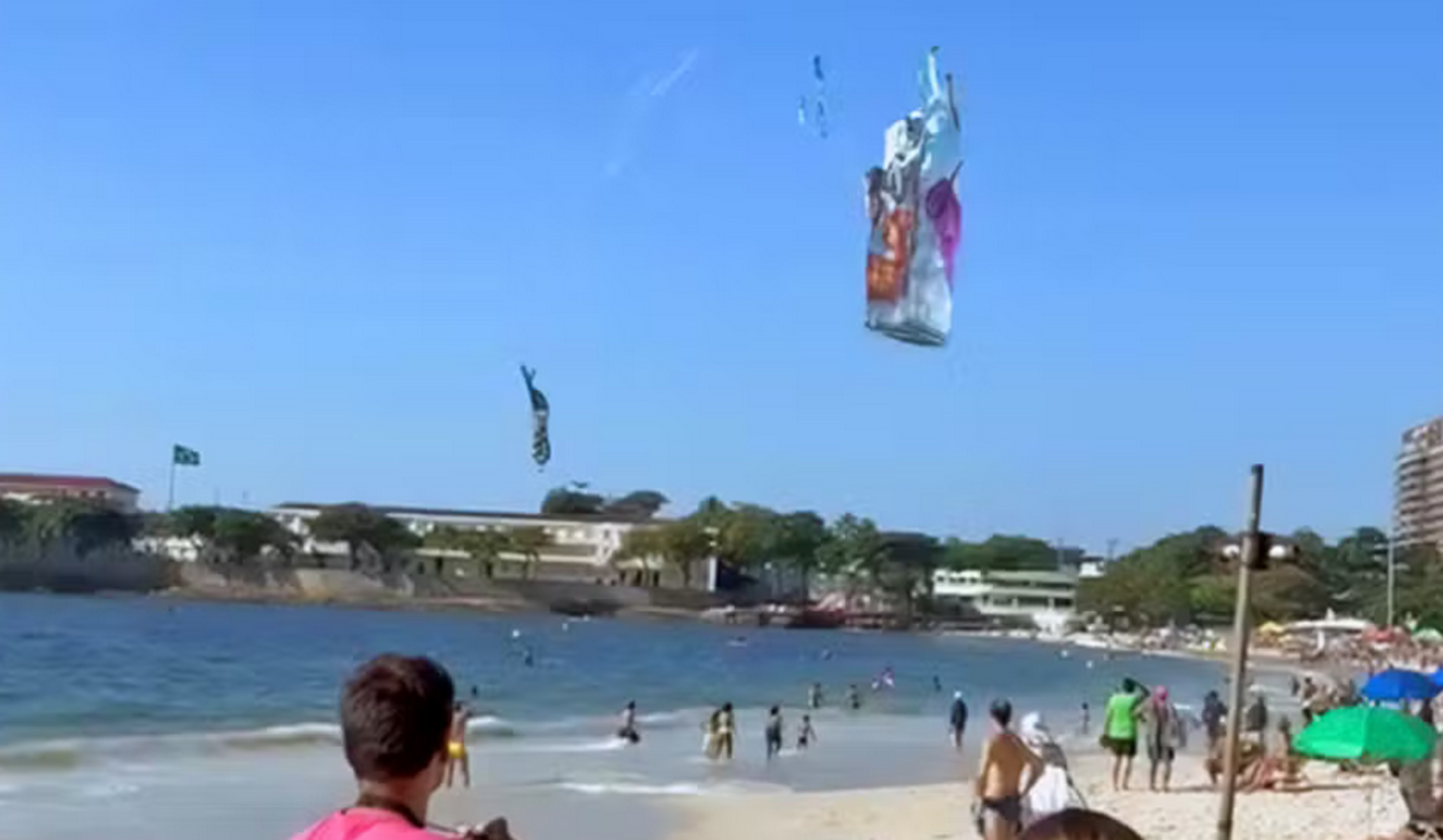 Balão cai no mar em Copacabana e assusta banhistas