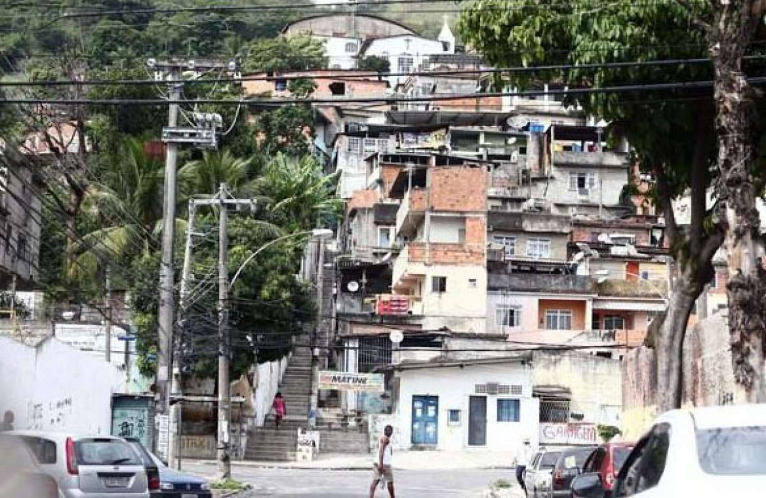 Intenso tiroteio na Praça Seca assusta moradores; vídeo
