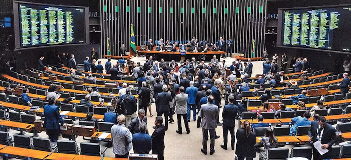 PL cresce na Câmara, ultrapassa 100 deputados e amplia força para 2026