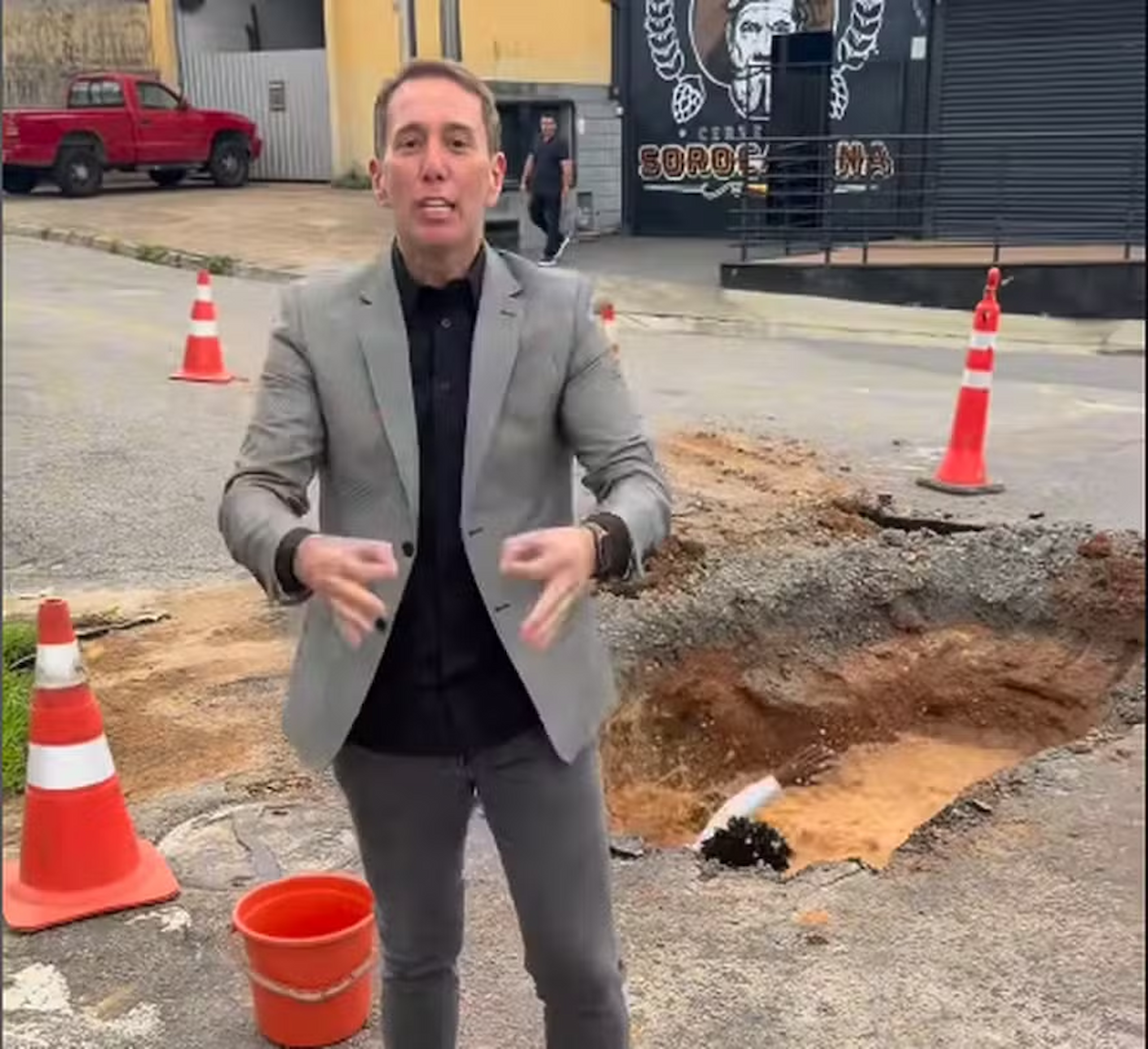 Prefeito de Sorocaba vira alvo do MP por fazer buraco cenográfico em rua para vídeo nas redes sociais