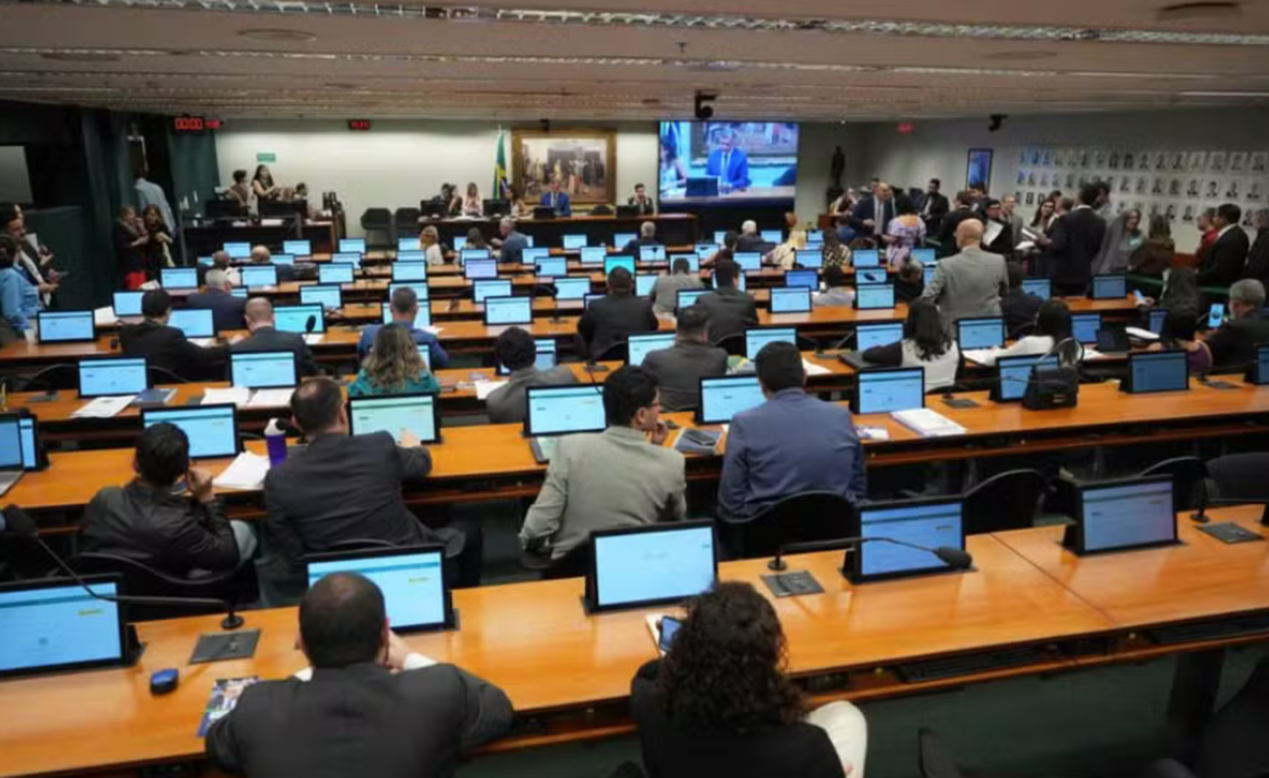 Relator da CCJ dá aval a projeto que acaba com escala 6×1 e debate avança na Câmara