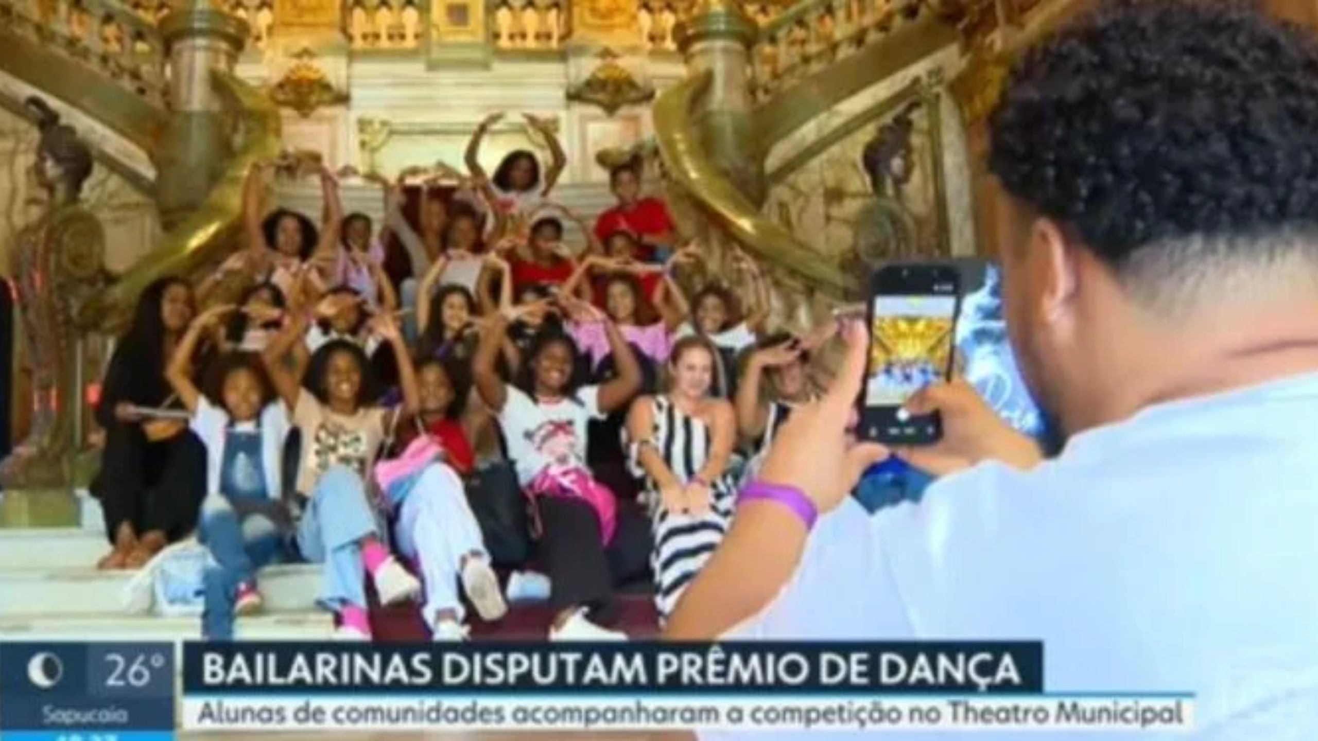 Crianças da Cidade de Deus conhecem Theatro Municipal e seletiva internacional de balé no Rio