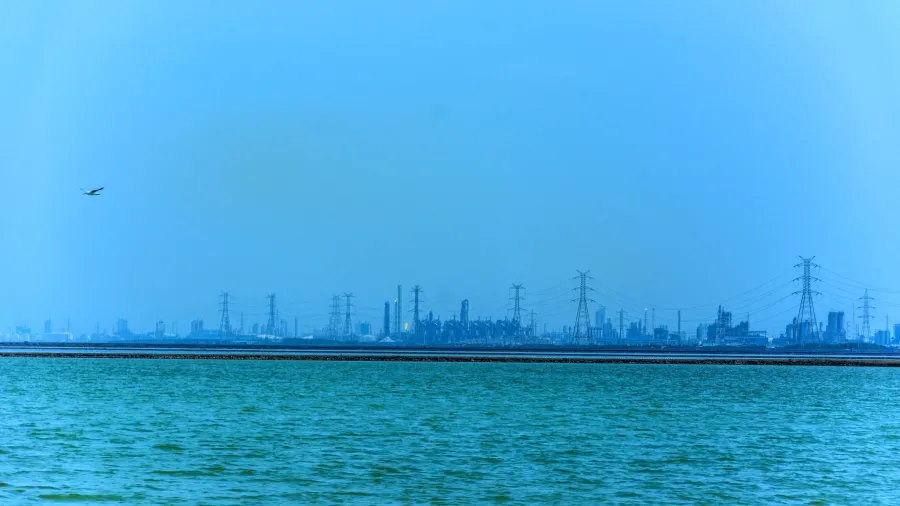 Israel ataca complexo petroquímico no Irã e deixa mortos e feridos, diz governo