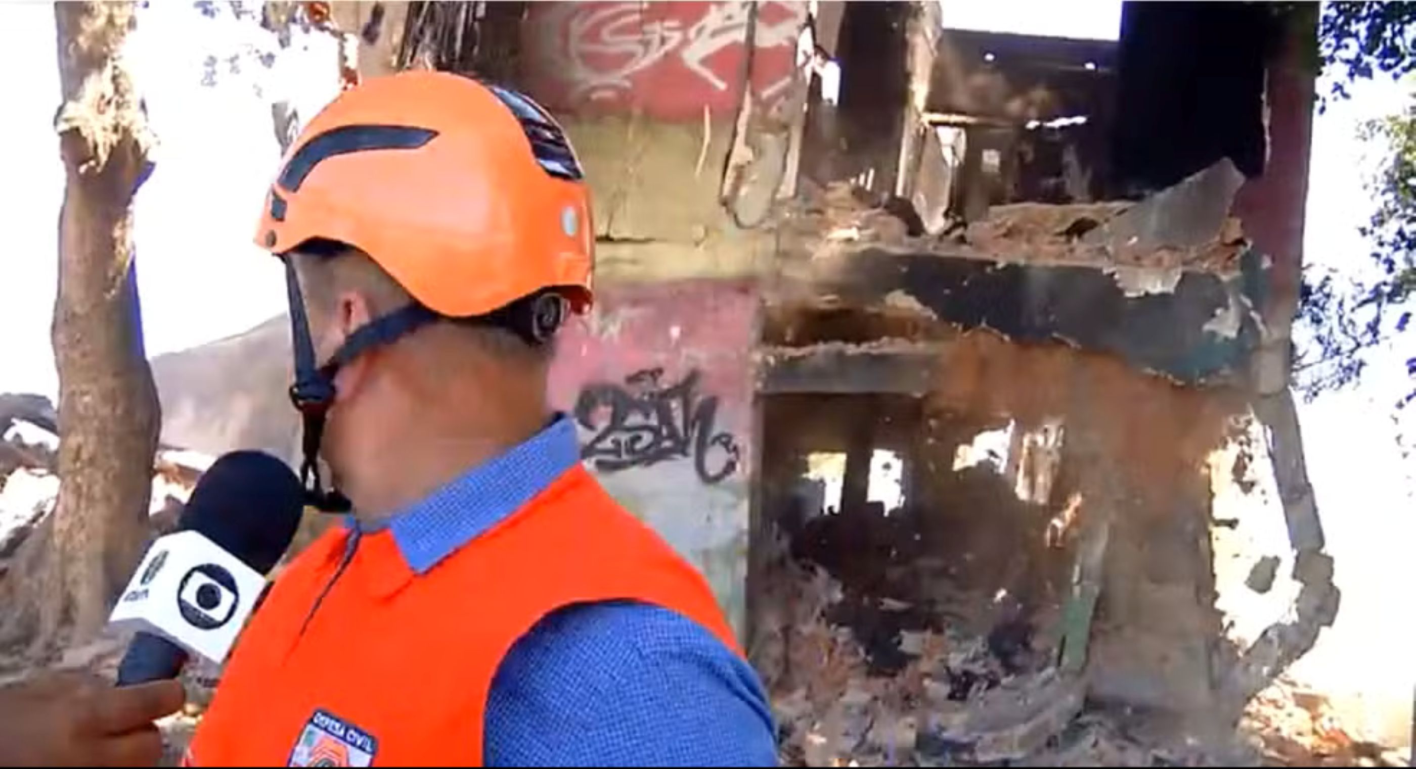 Casa desaba ao vivo em Campos durante entrevista e assusta