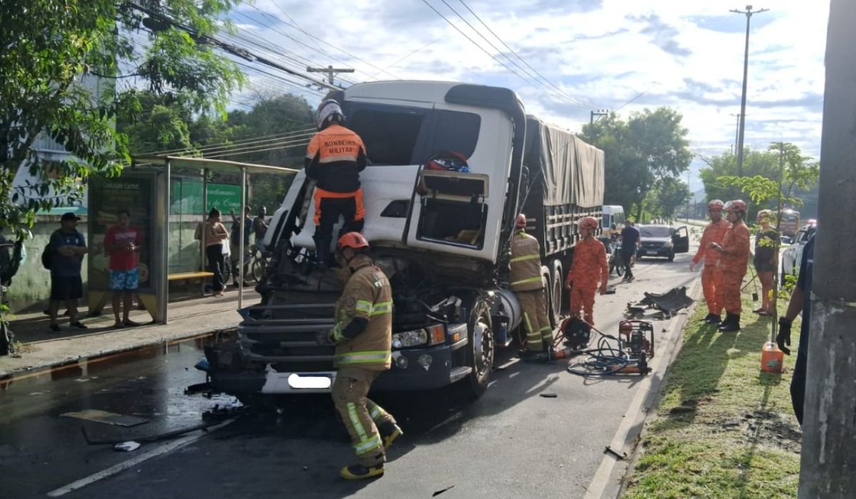 Acidente grave entre caminhão e ônibus deixa  feridos na Estrada da Posse; vídeo