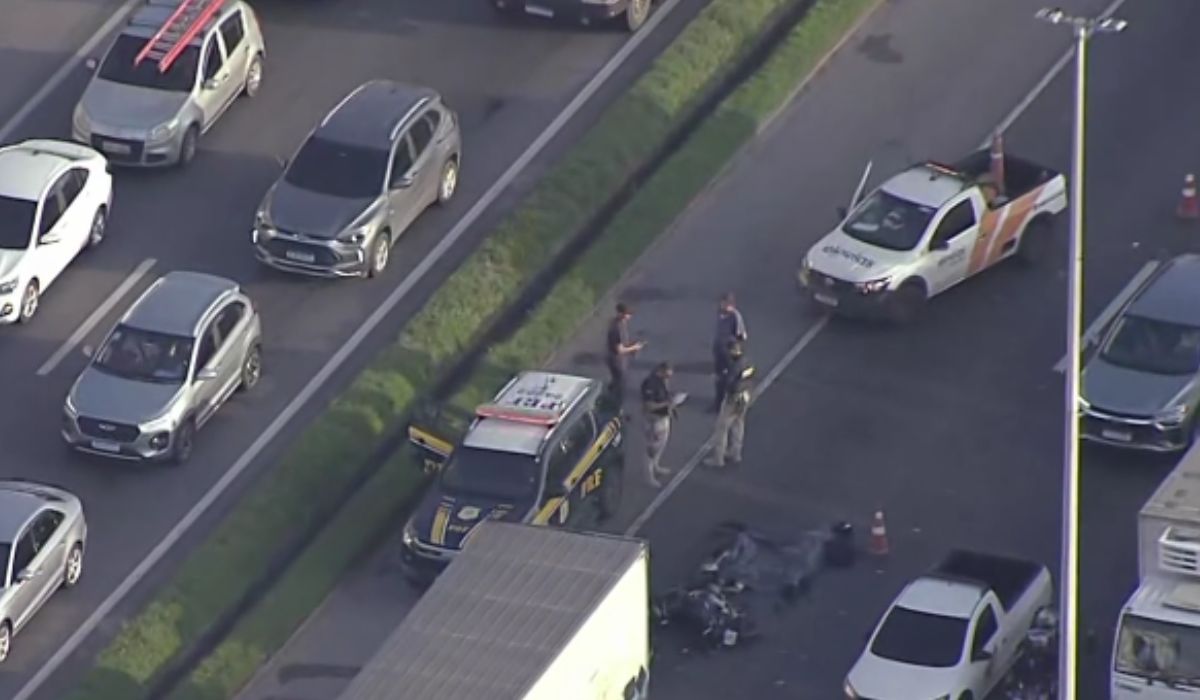 Grave acidente entre moto e caminhão deixa dois mortos e para trecho da BR-040