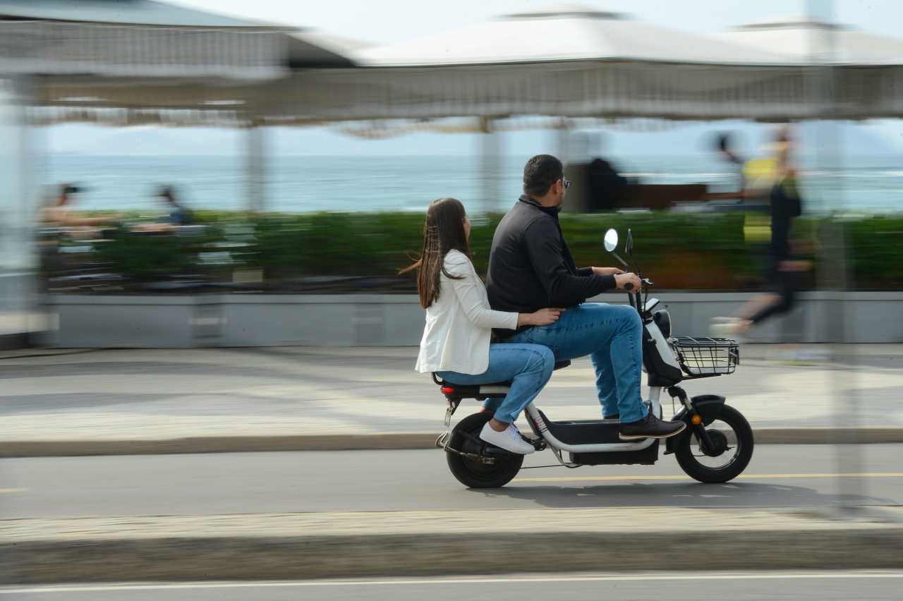 Prefeitura regulamenta uso de patinetes e bicicletas elétricas na cidade após acidente que matou mãe e filho na Tijuca