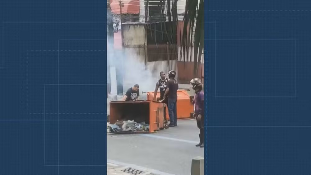 Entregadores fecham rua no Rio após discussão entre motoboy e cliente