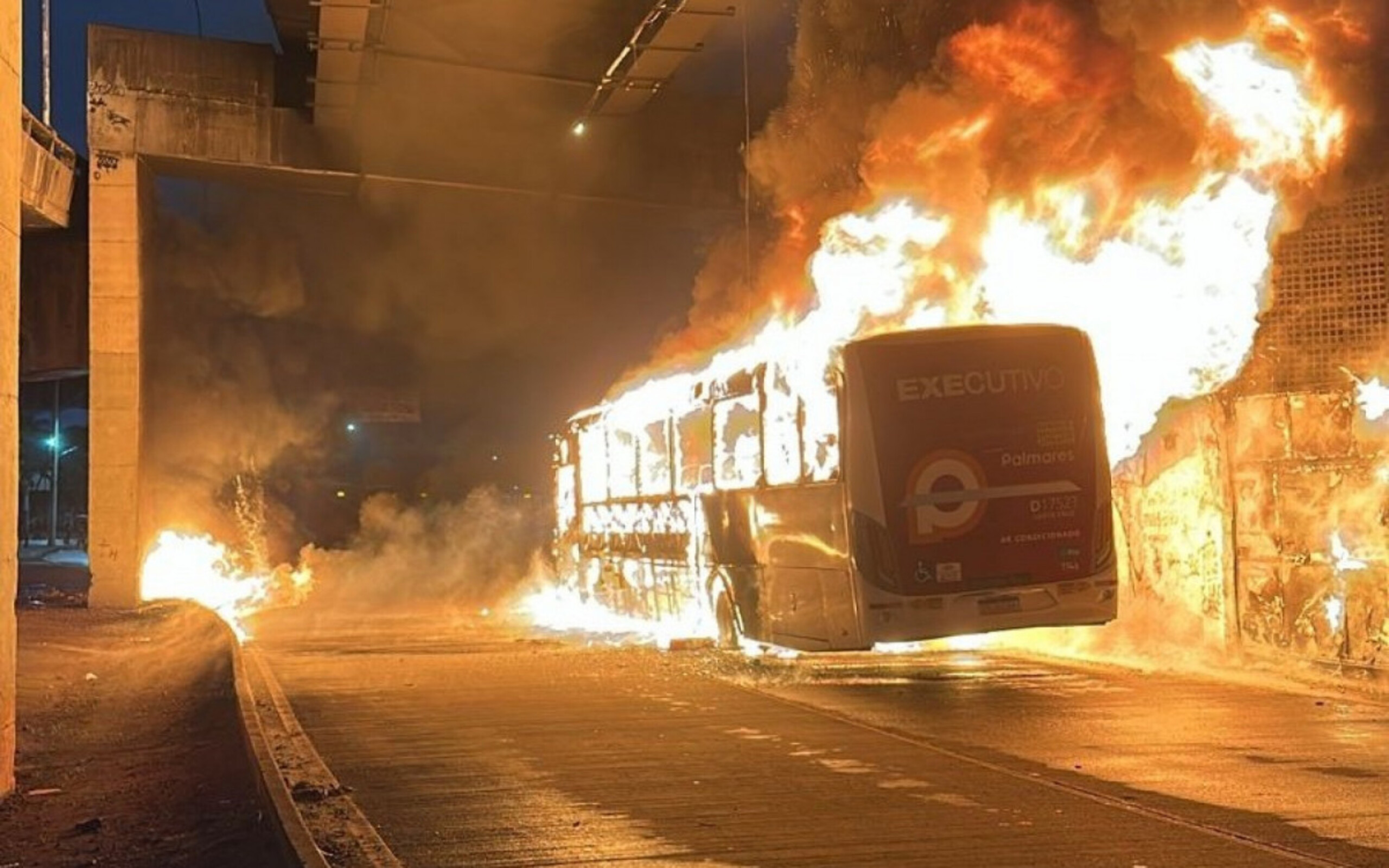 Ônibus pega fogo na Avenida Brasil e trava trânsito em via