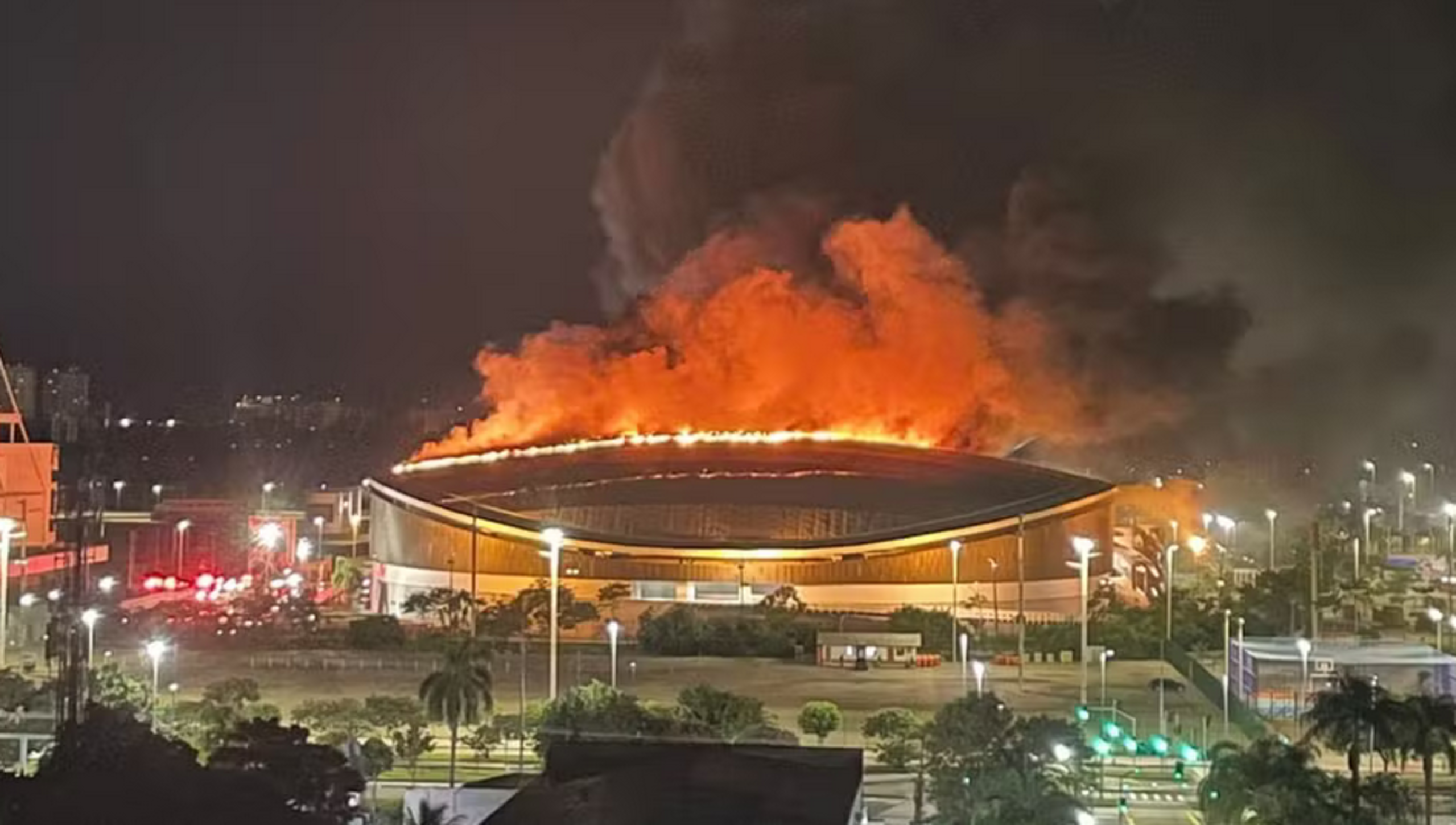 Incêndio atinge Velódromo do Parque Olímpico e mobiliza 6 quartéis do Corpo de Bombeiros
