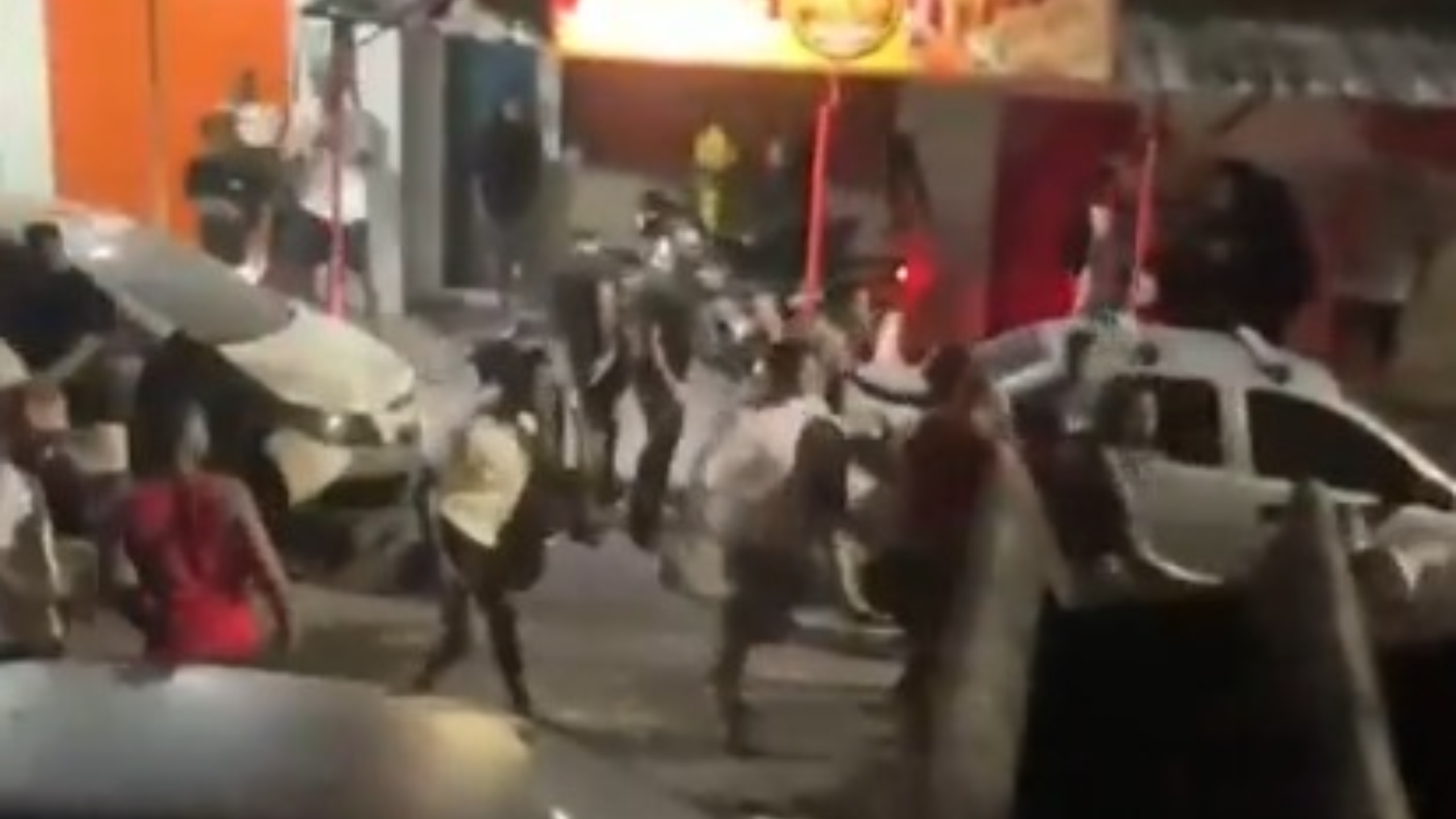 Confusão em baile funk termina em pancadaria na Zona Norte; vídeo