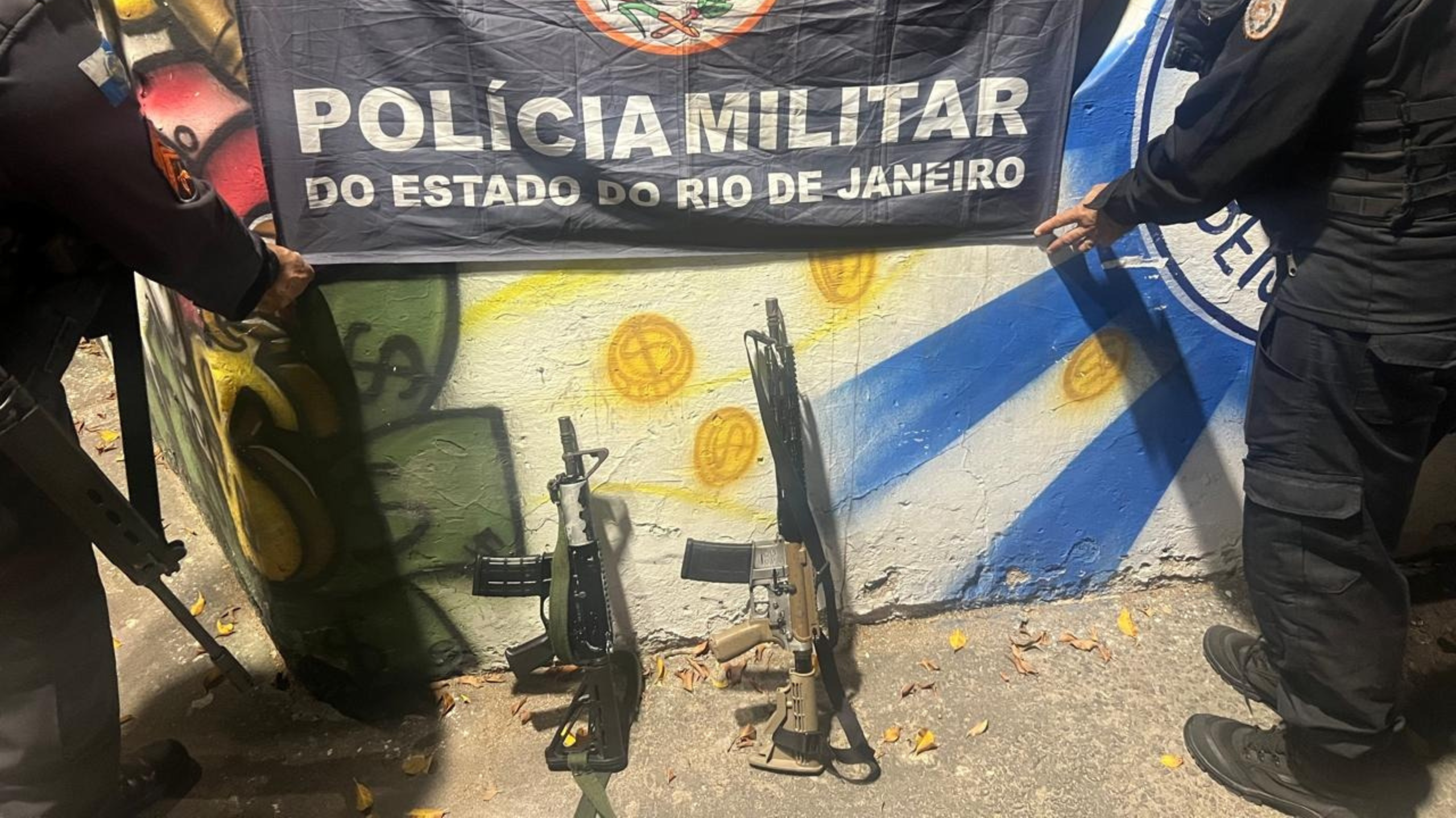 Confronto na Vila Sapê termina com dois suspeitos feridos e fuzis apreendidos