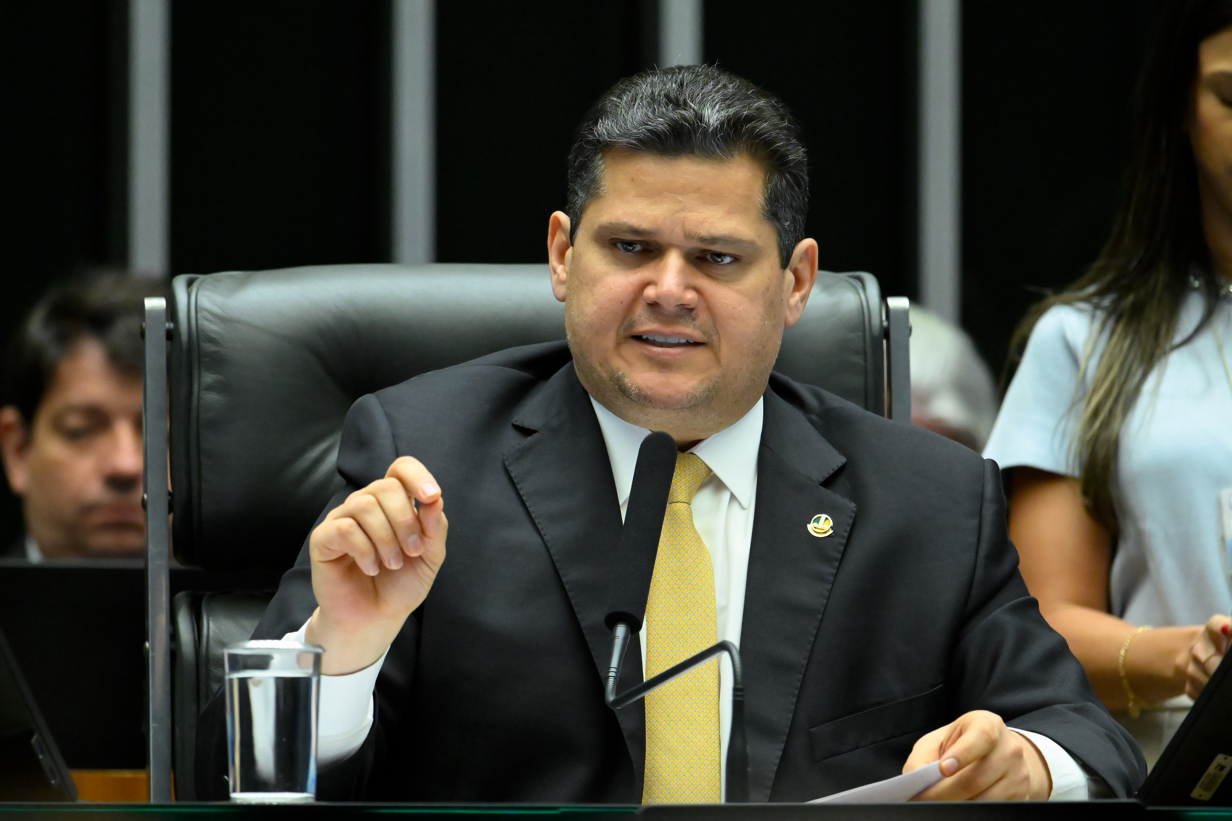 Alcolumbre manobra para reduzir pena de Bolsonaro e  não beneficiar condenados por crimes hediondos