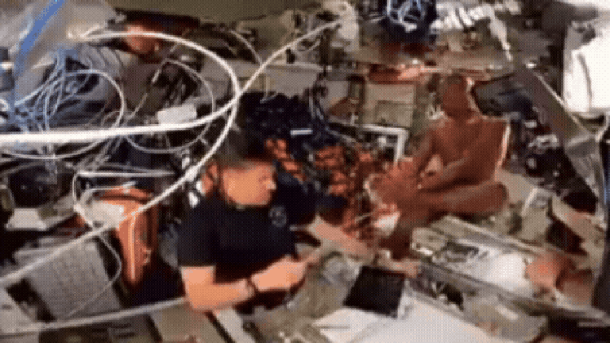 Astronauta de voo à Lua viraliza após ‘banho espacial’ durante transmissão da Nasa; vídeo