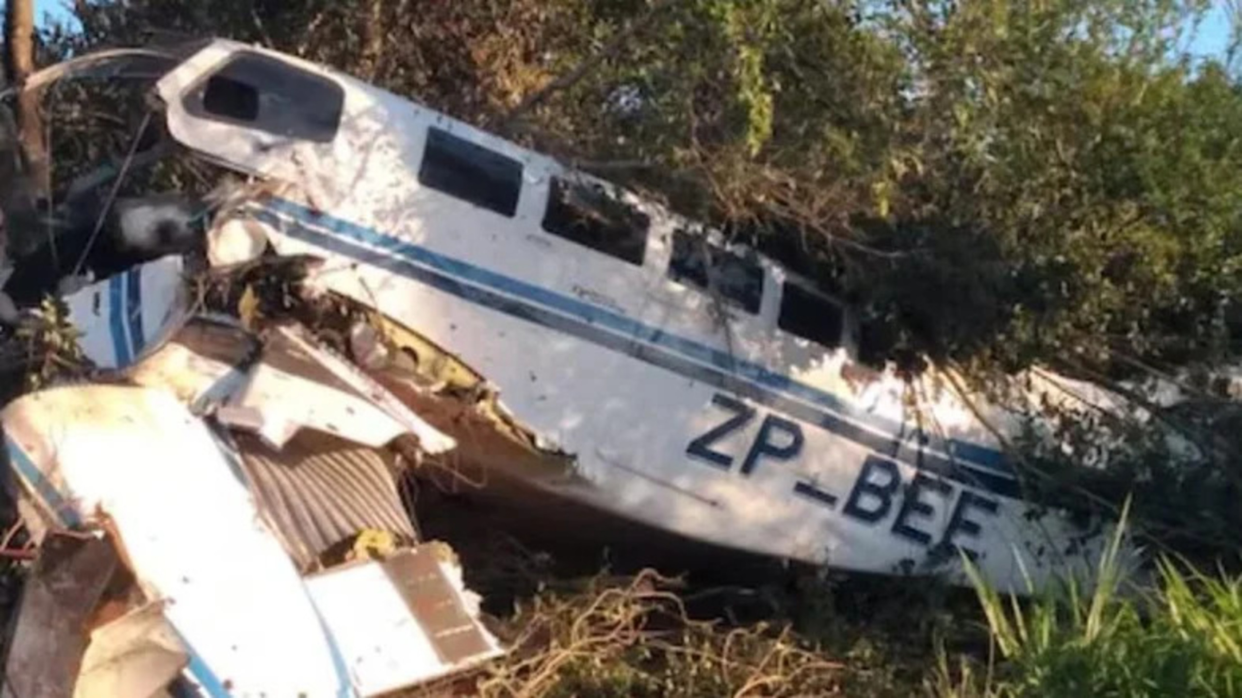 Avião com milhões em dólares e reais cai no Paraguai e dinheiro é saqueado por moradores