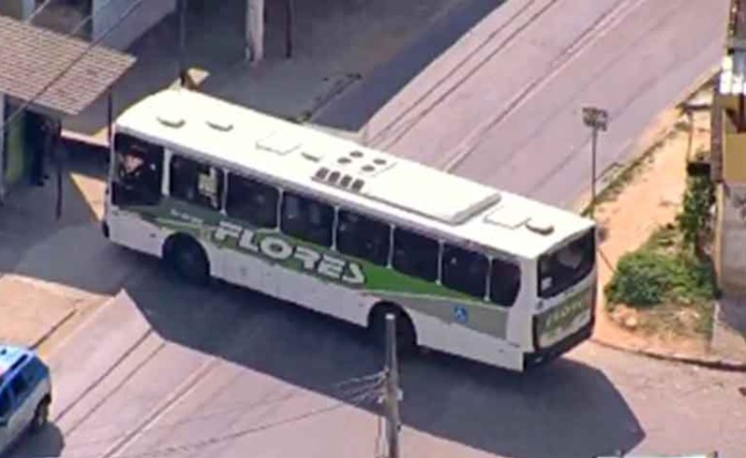 Bandidos usam ônibus como barricada durante operação para prender foragido em Caxias; vídeo